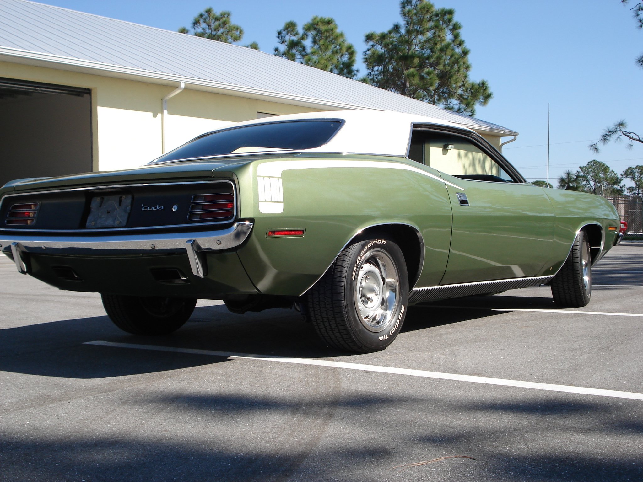 Plymouth Barracuda сзади