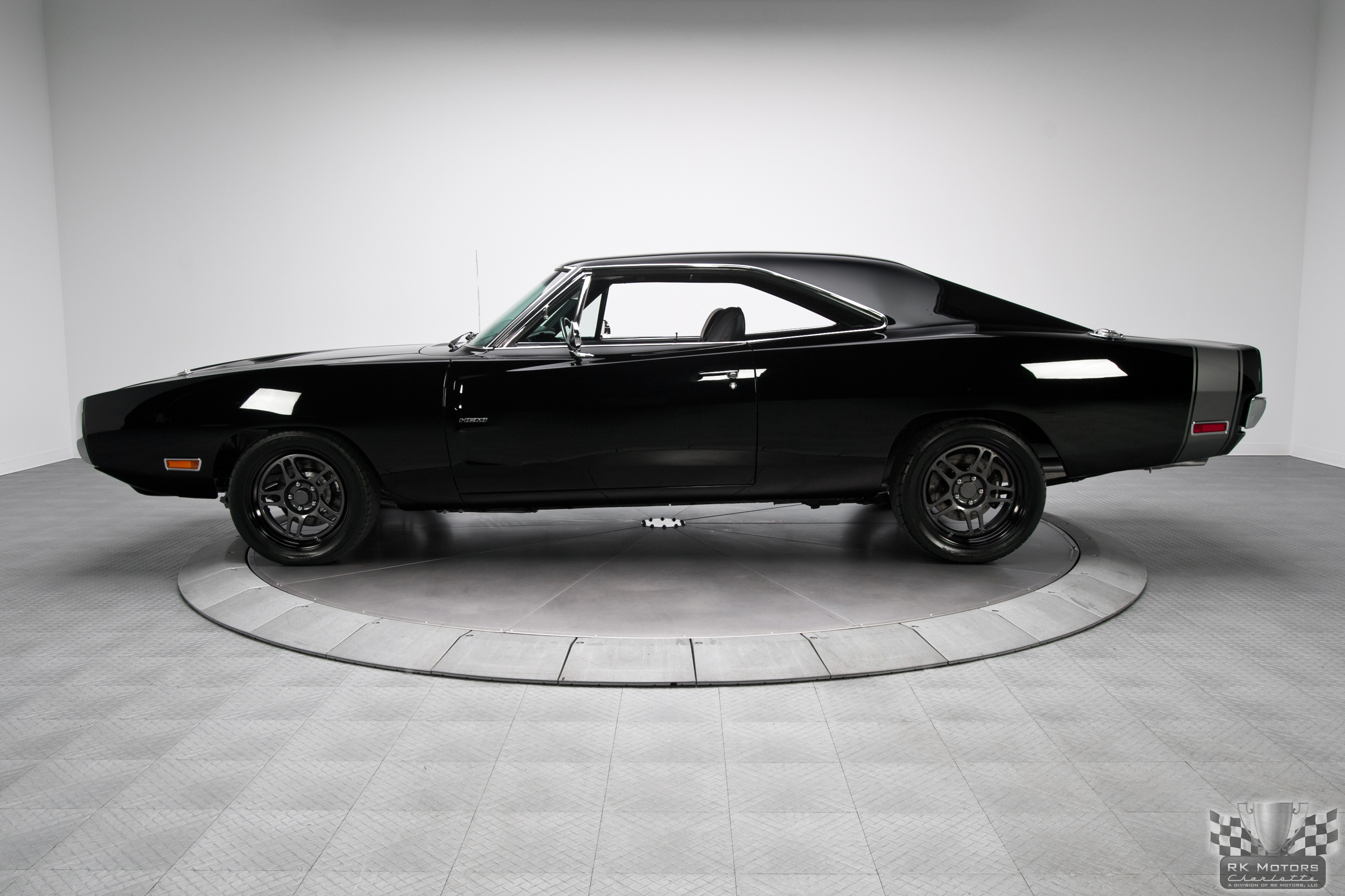 Dodge Charger 1970 сбоку