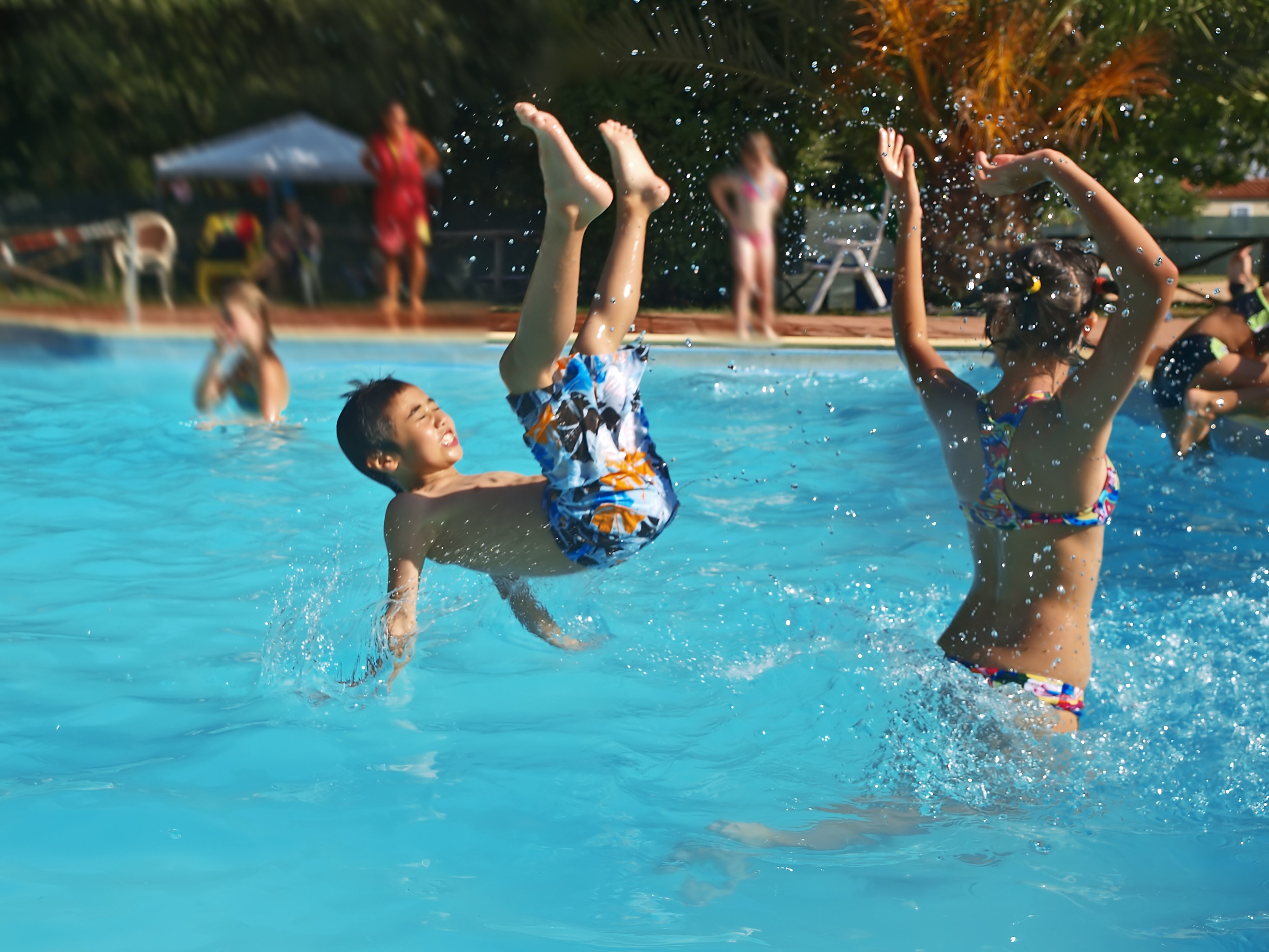 Swimming activities. Лето бассейн. Летний бассейн. Веселье в бассейне. Дети лето вода.