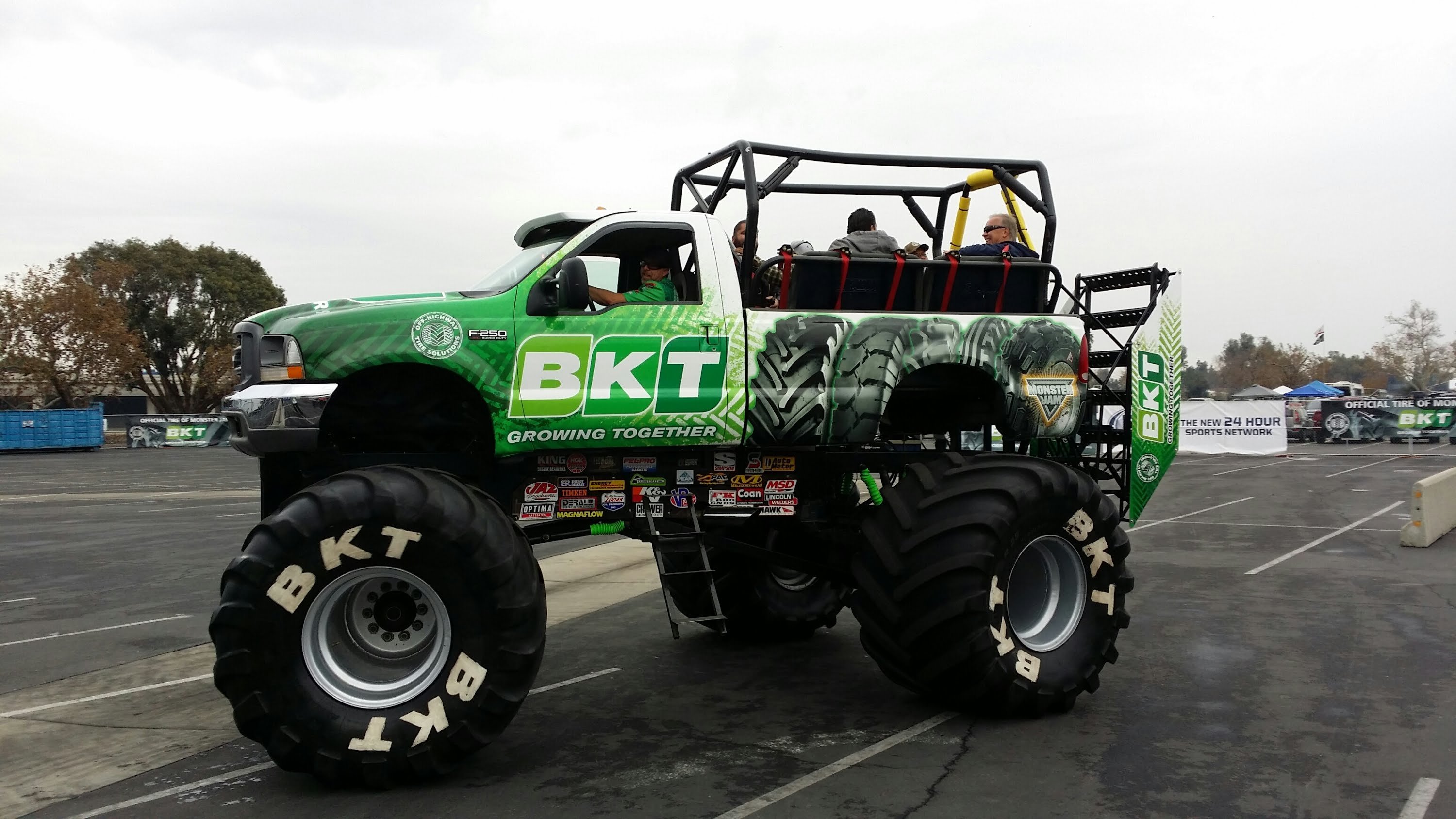 monster truck, Monster, Truck, 4x4, Offroad, Custom, Hot, Rod, Rods, Race, Racing Wallpaper