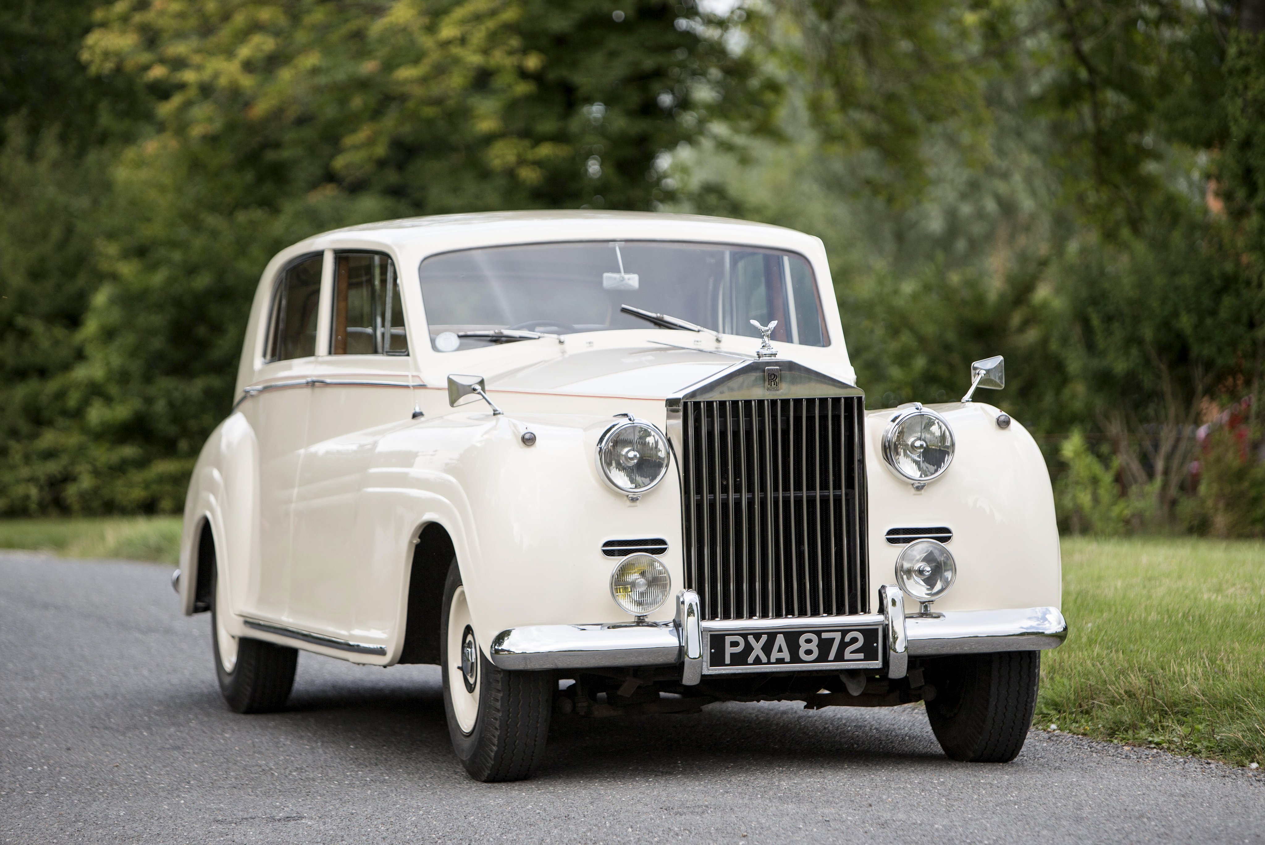 Старые роллс. Rolls-Royce Silver Wraith 1954. Rolls-Royce Silver Wraith. Роллс Ройс 1956. Rolls-Royce Silver Wraith 1957.