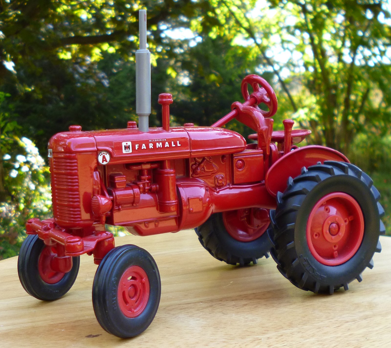 Трактор том 1. International Harvester трехколесный трактор. Harvester 1985 трактор. Игрушка трактор tractor. Красный трактор игрушка.