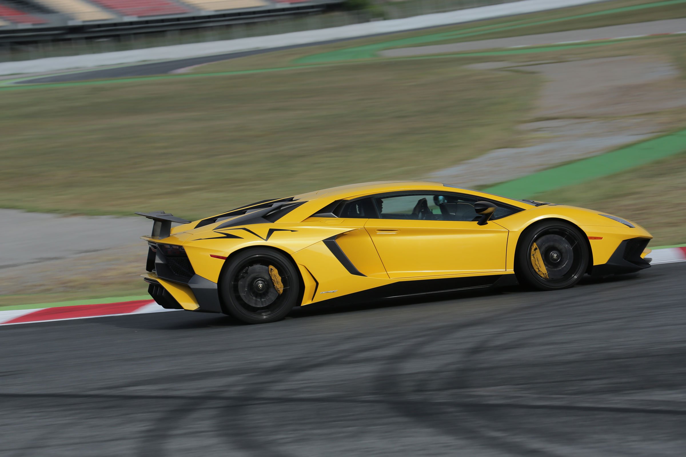 Lamborghini Aventador SV Yellow