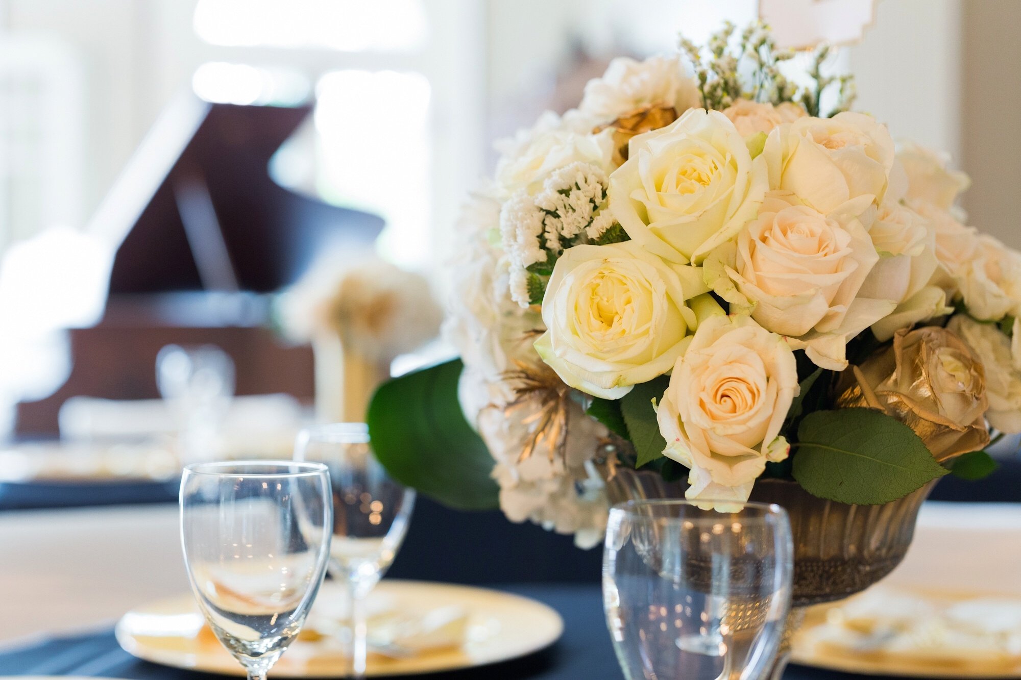 bouquet, Roses, Buds, Table, Glasses Wallpaper