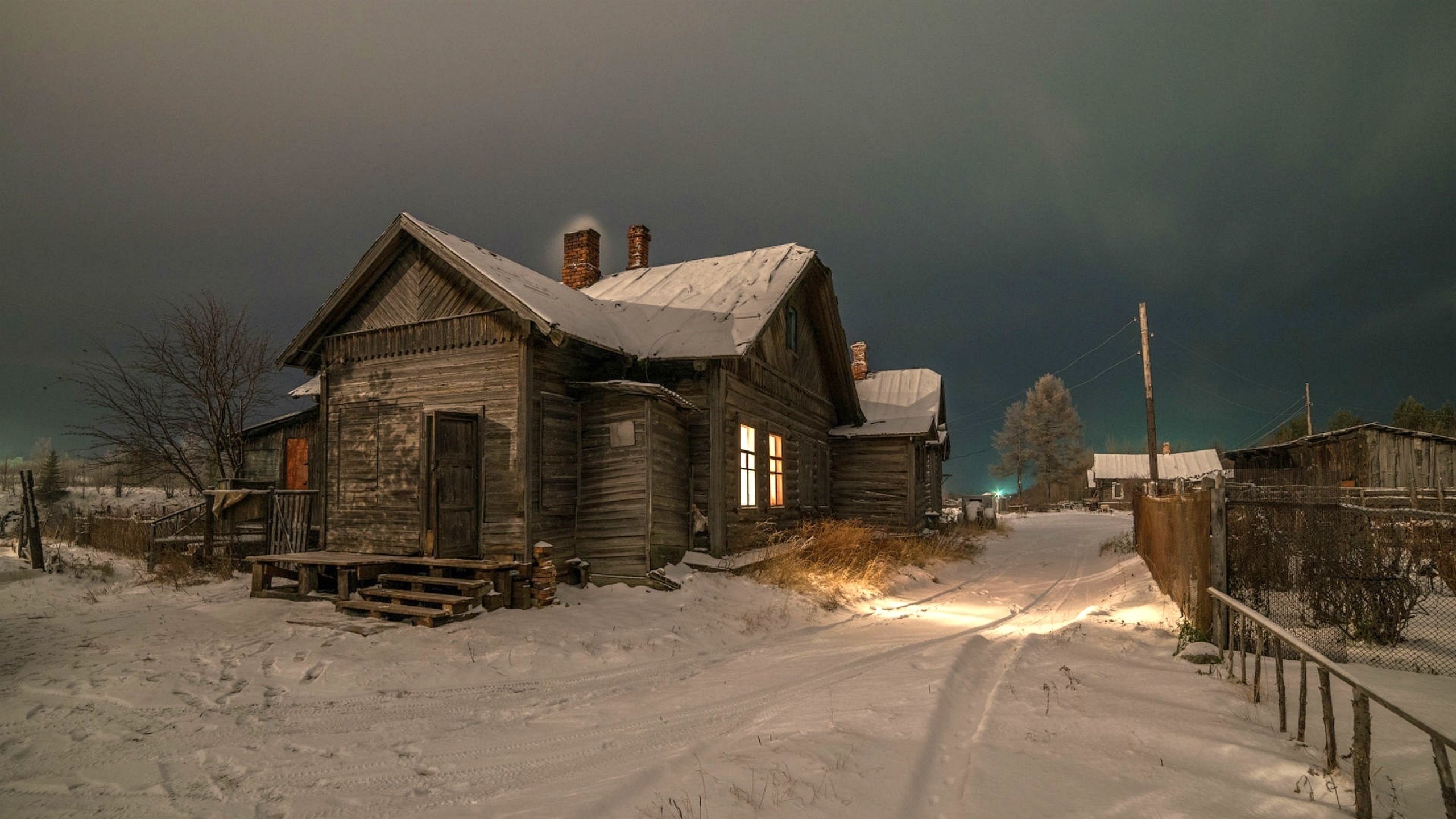 Обои старый дом. Сумерки в деревне. Тульская деревня зимой. Зима в деревне. Русская деревня зимой.