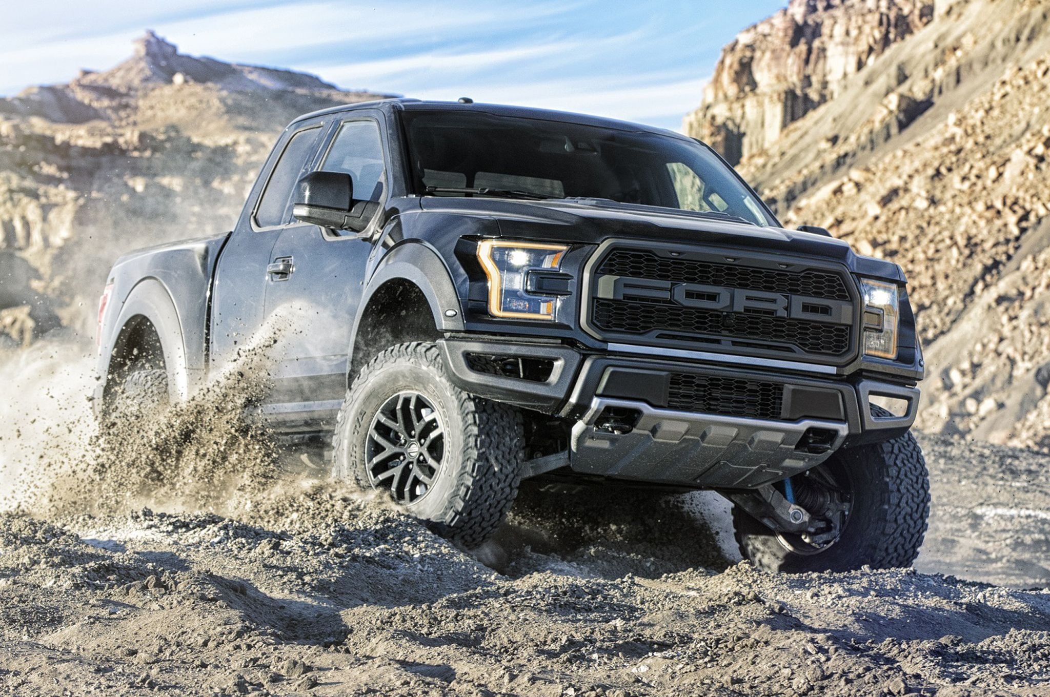2017 Ford F-150 Raptor SuperCrew looks lean and mean in 