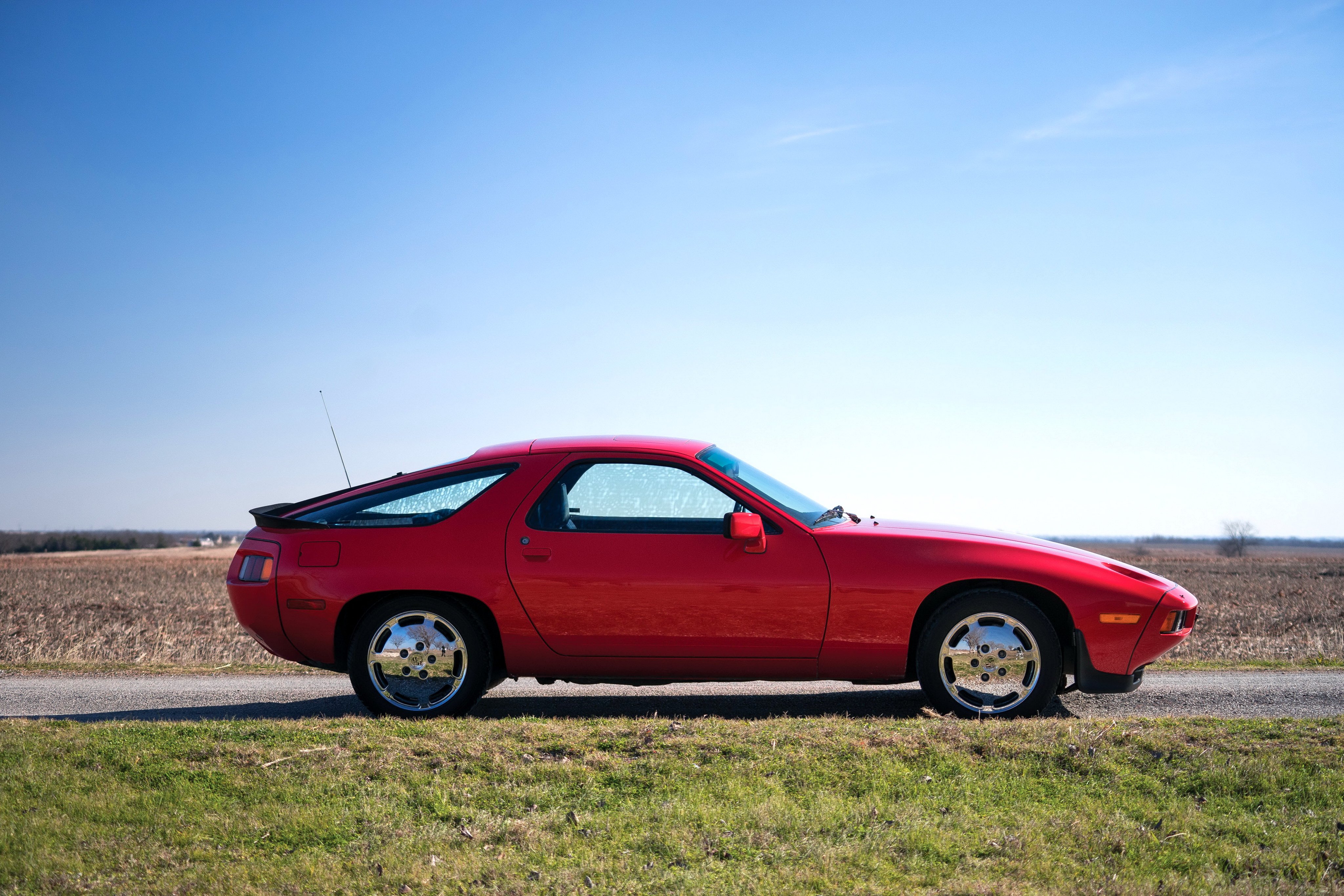 Автомобиль Porsche 928