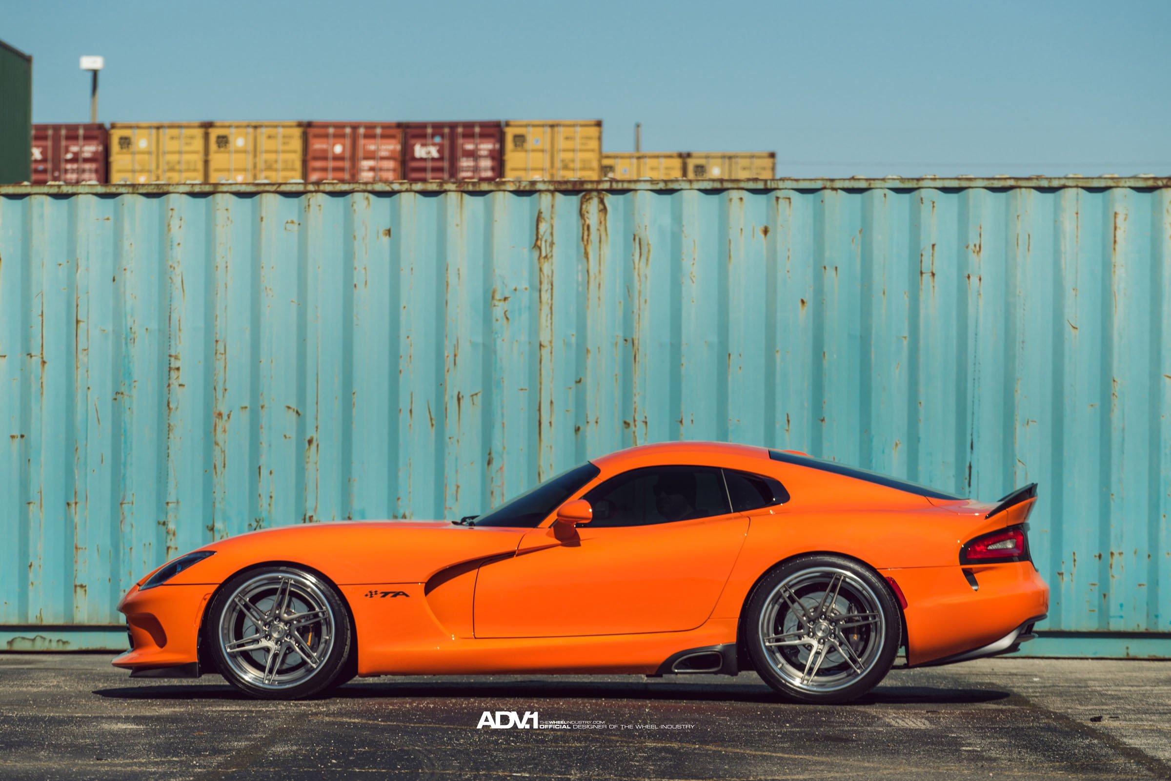 Машина dodge Viper оранжевый