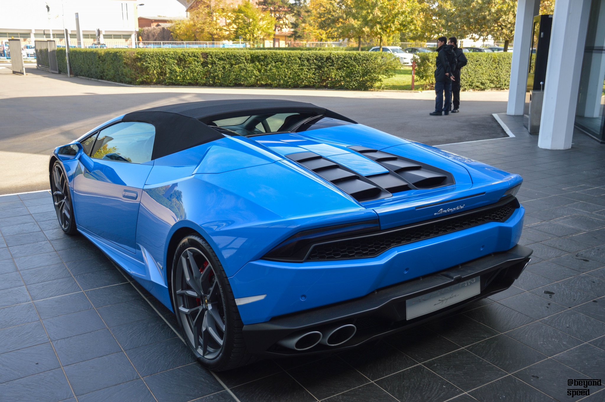 Lamborghini Huracan синий