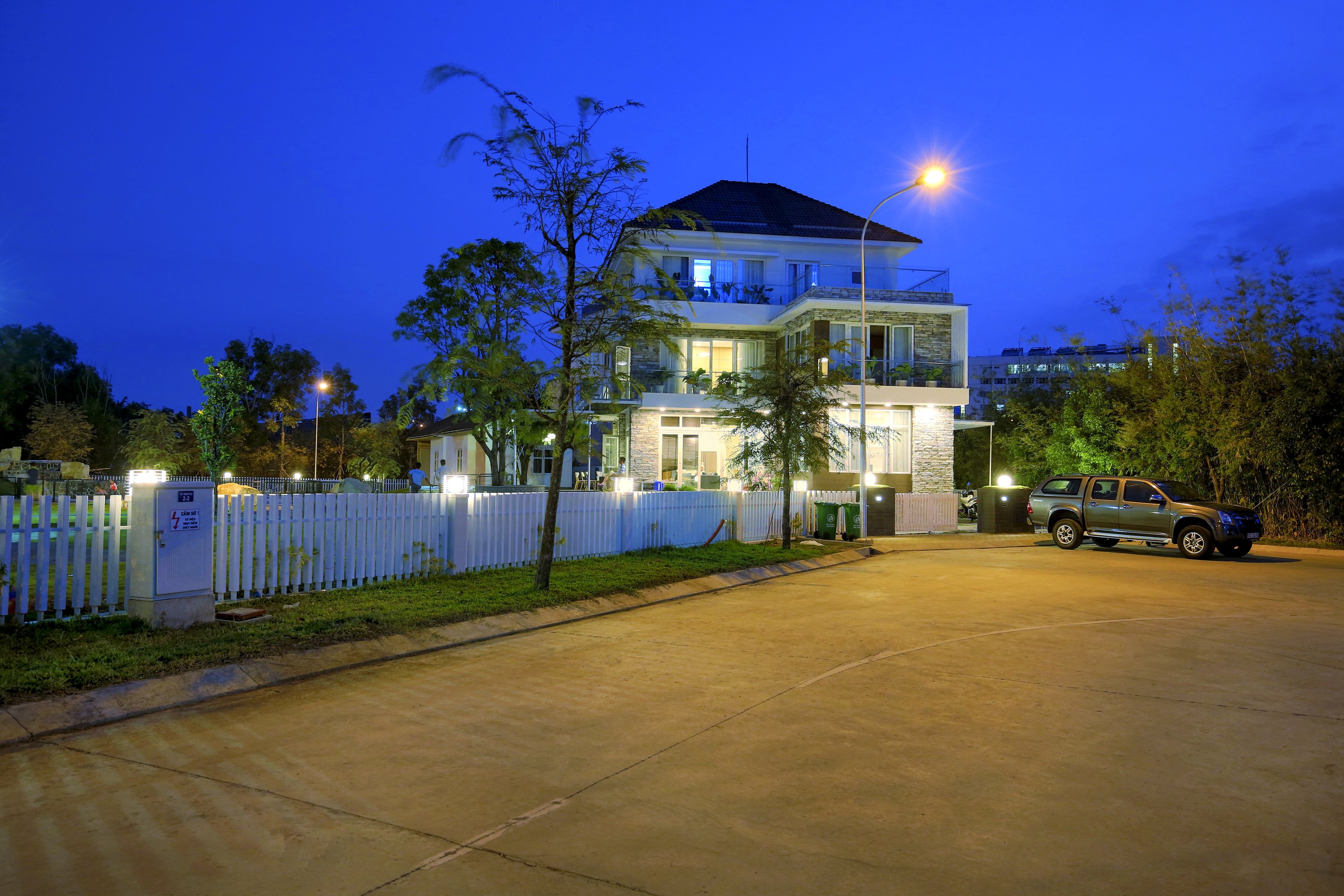 houses, Mansion, Night, Street, Lights, Fence, Cities Wallpaper