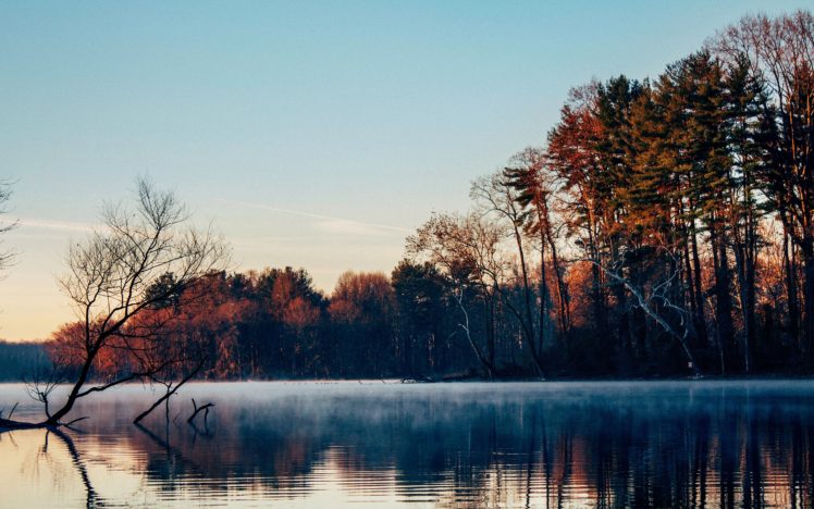 Mù sương: Hãy tưởng tượng mù sương tràn đầy bề mặt hồ. Những tia nắng đầu ngày ấm áp của mặt trời đang tìm đường đi qua làn mây mù trong một bức tranh tuyệt đẹp. Chắc chắn bạn sẽ không muốn bỏ lỡ cảnh tượng đẹp như thế.