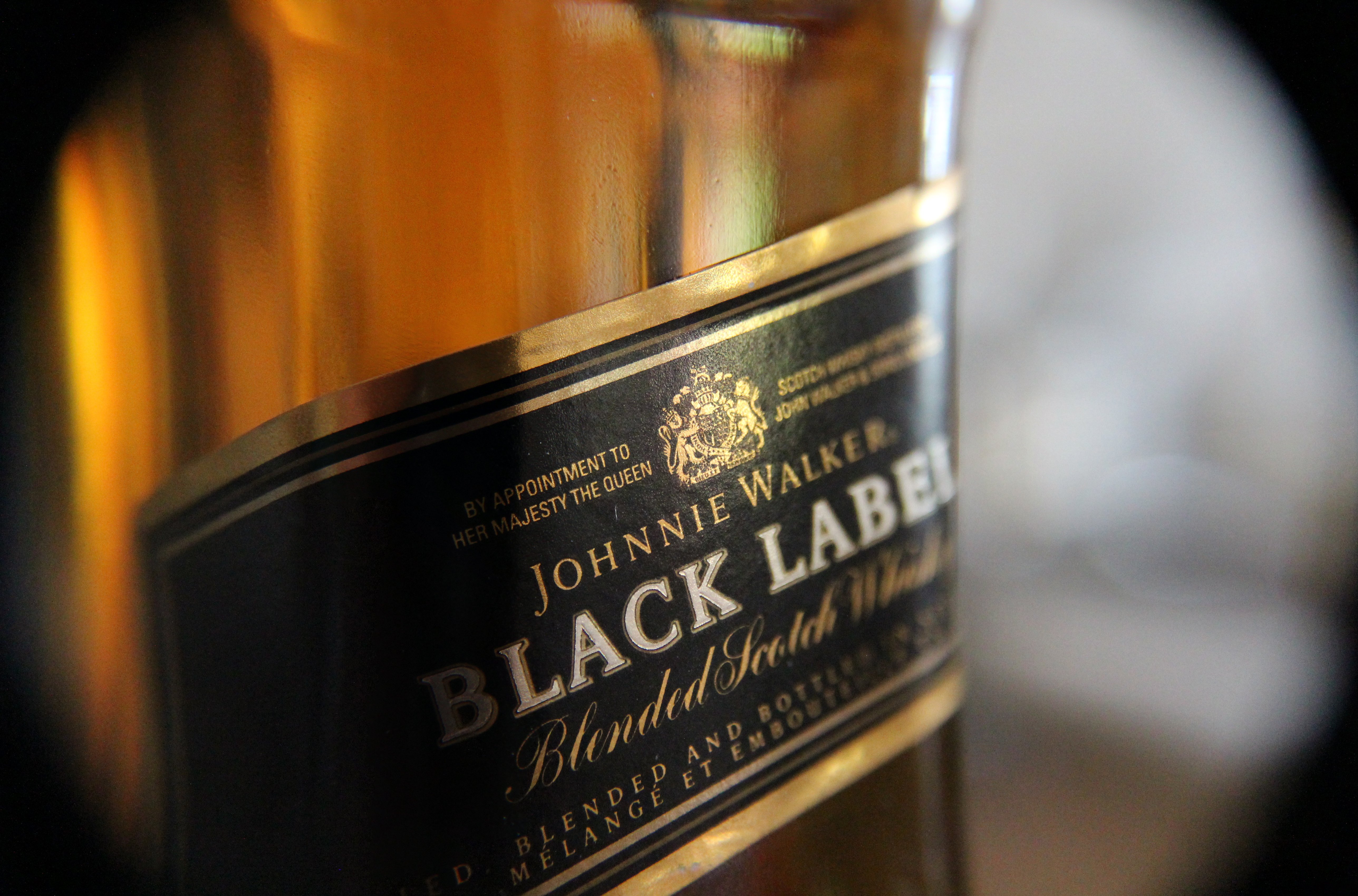 Черный лейбл. Johnnie Walker Black Label +GB. Реклама Black Label. Блэк лейбл Постер виски. Black Label обои.