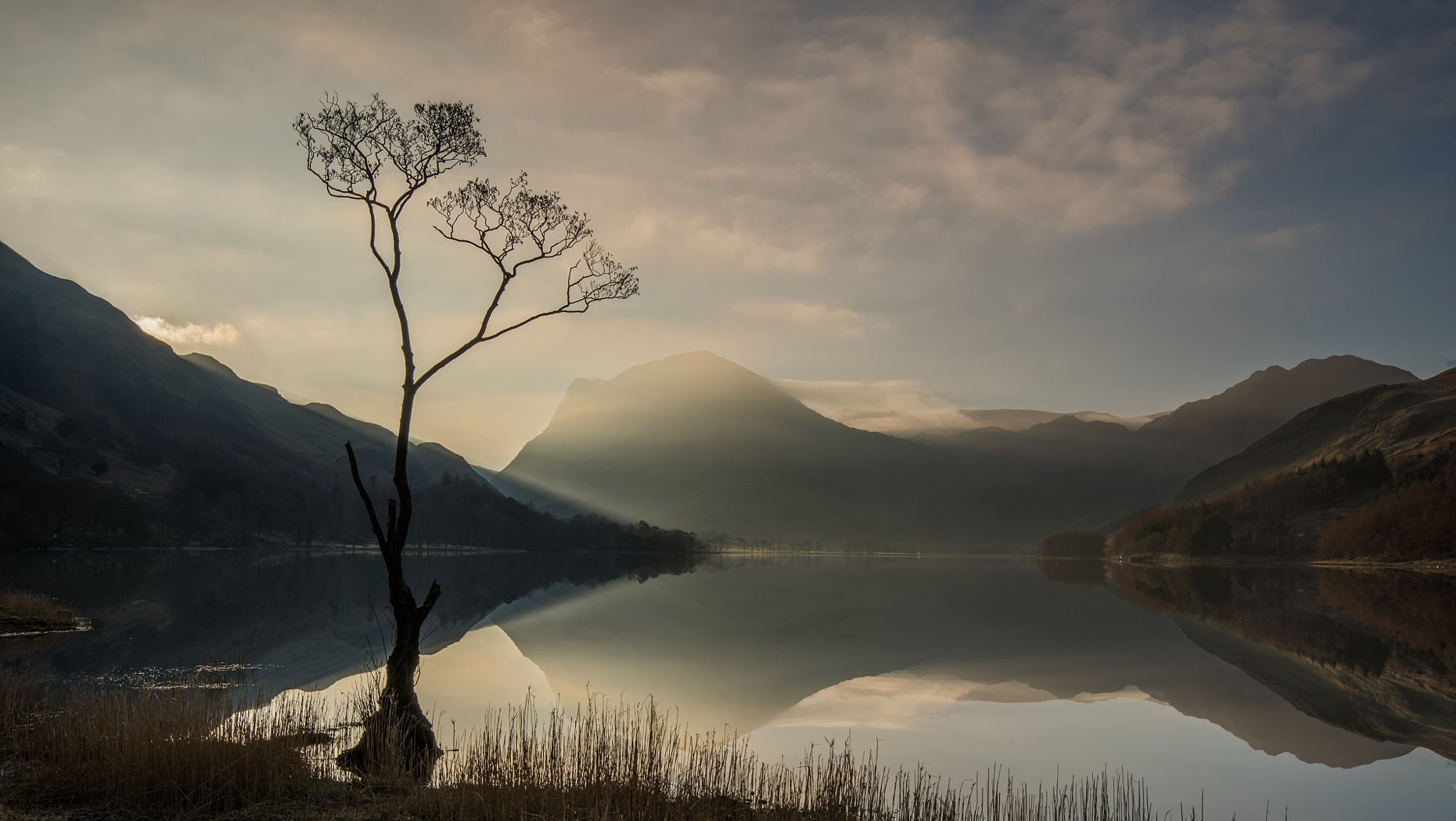 sunrays, Nature, Trees, Sunrise, Lake, Tree, Clouds, Hill, Plants, Reflection, Lake, District, Weather, Buttermere, Haystack, Lone, Solarity Wallpaper