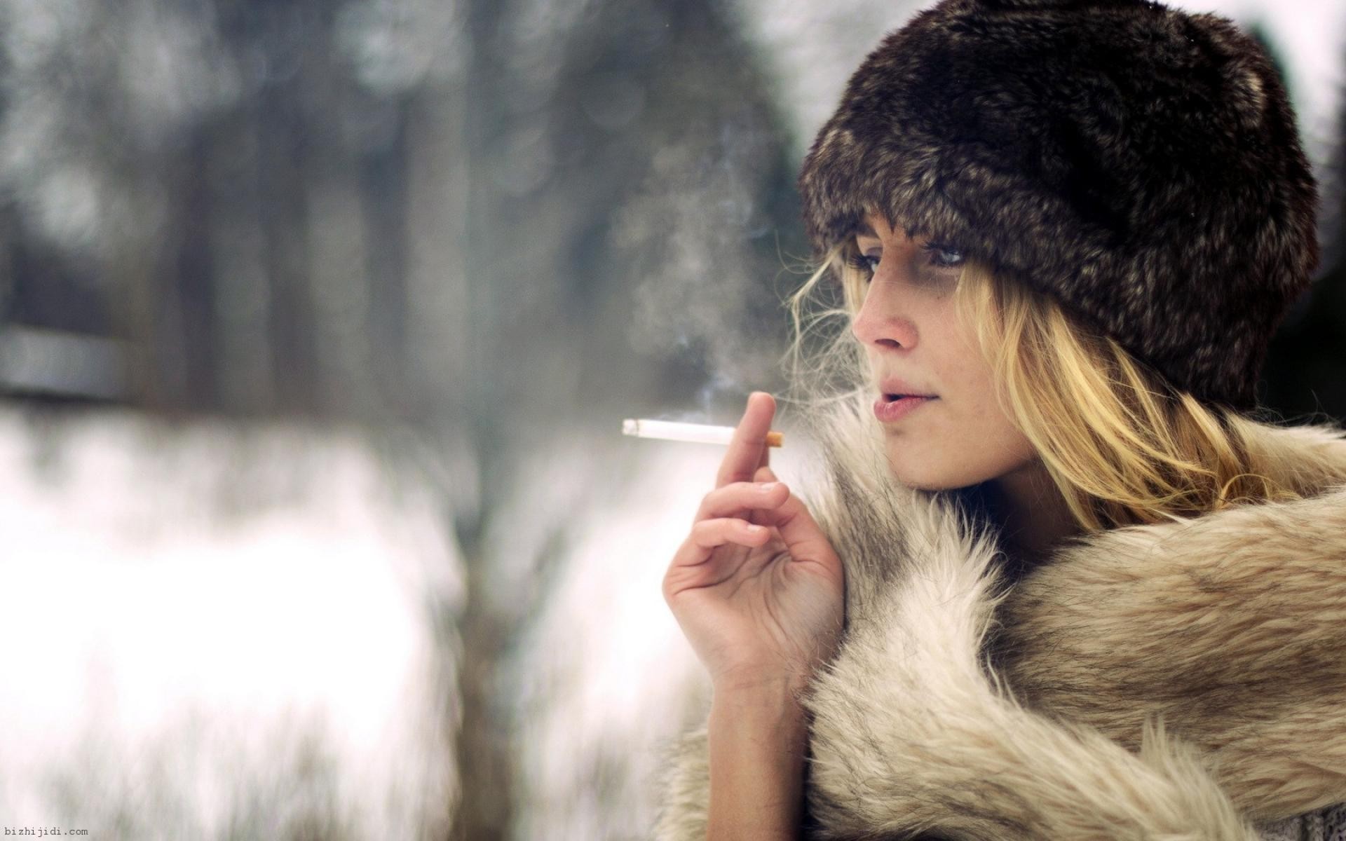 blondes, Women, Smoking, Nature, Winter, Cigarettes, Hats, Fur, Coat, Fur, Hats, Girls, Smoking Wallpaper