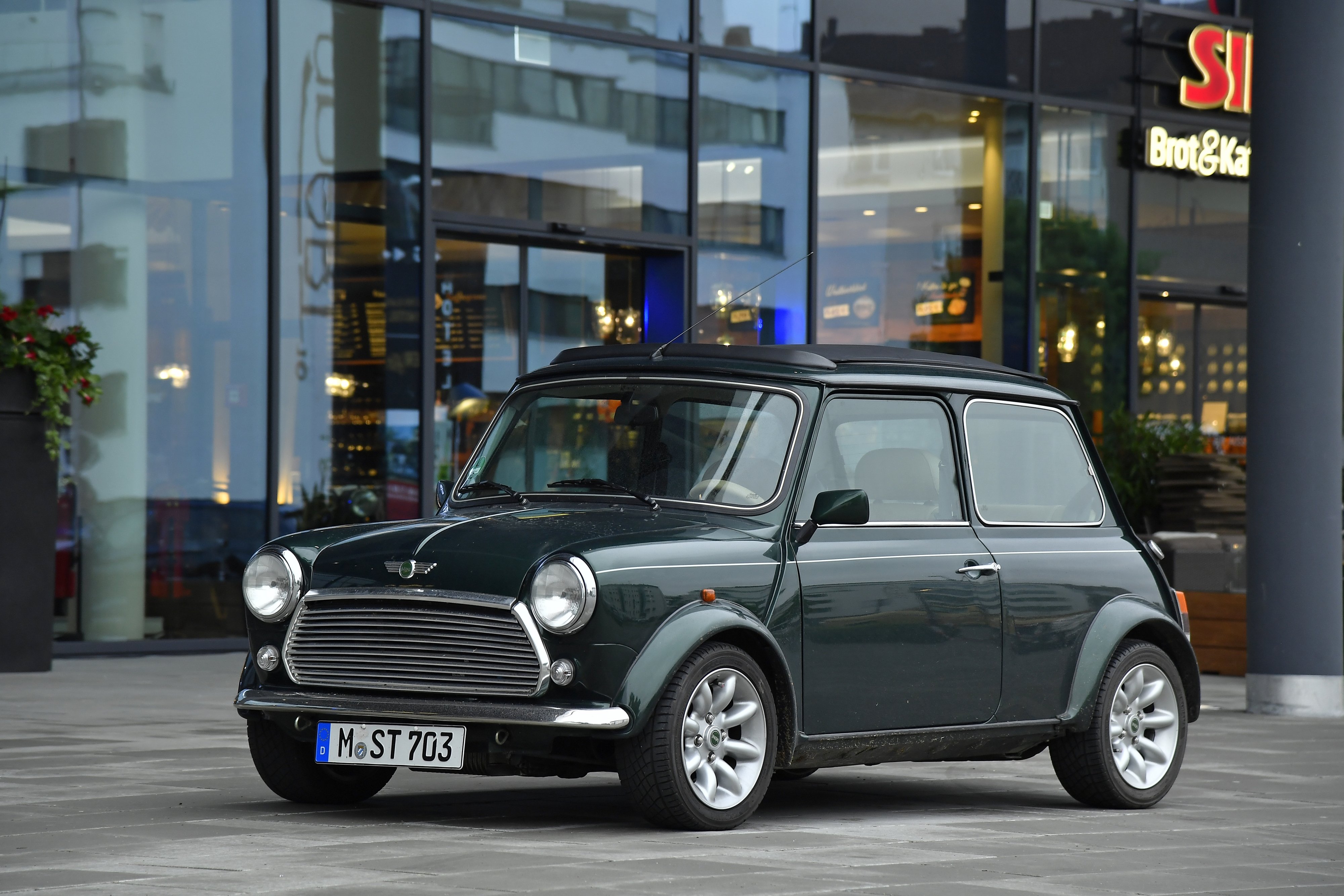 Английские машины современные. Rover Mini 2000. Rover Mini Cooper 2000. Мини Купер 2000. Mini Cooper 20.