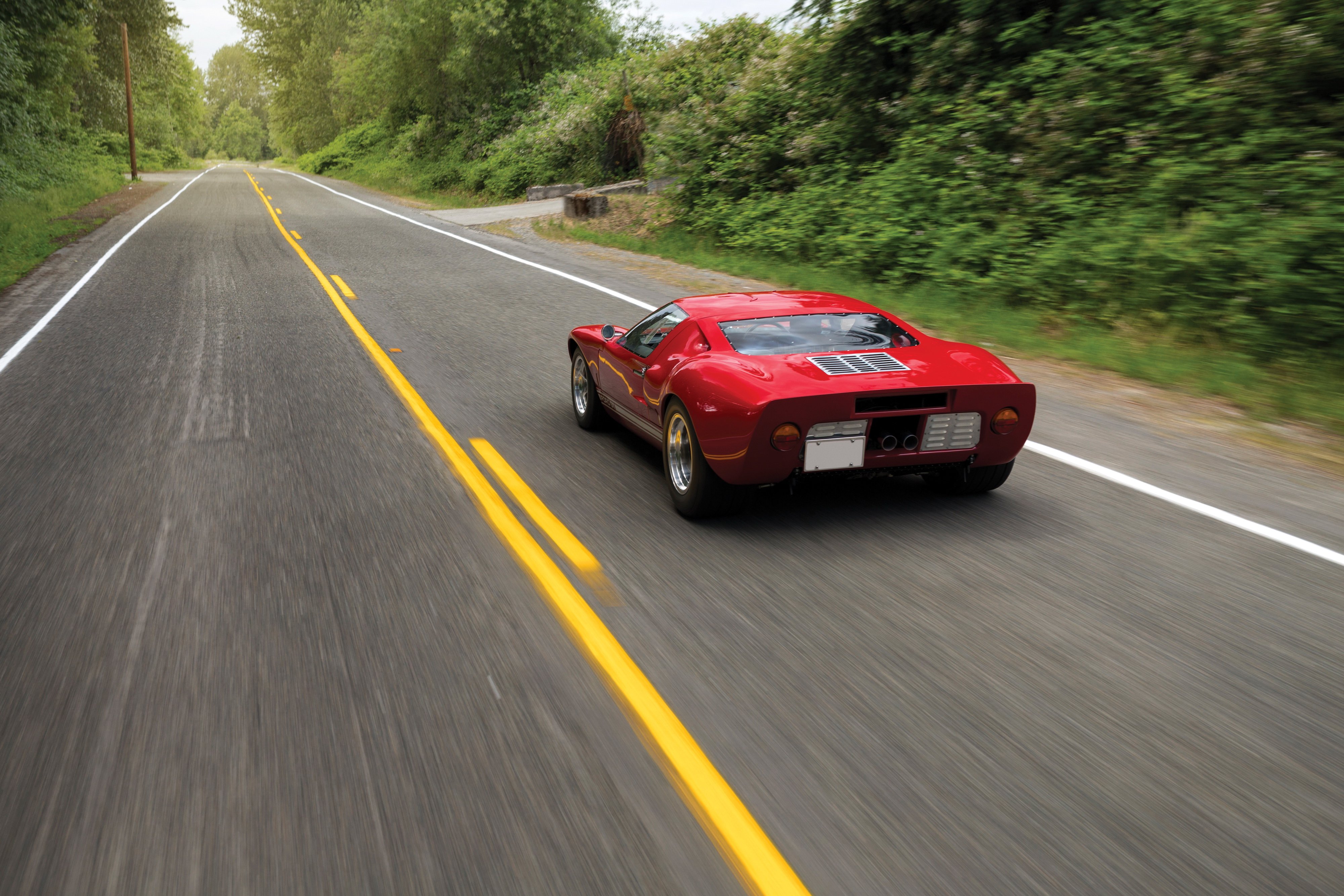 40 roads. Ford gt40 Red. Ferrari 750. Car Chase.