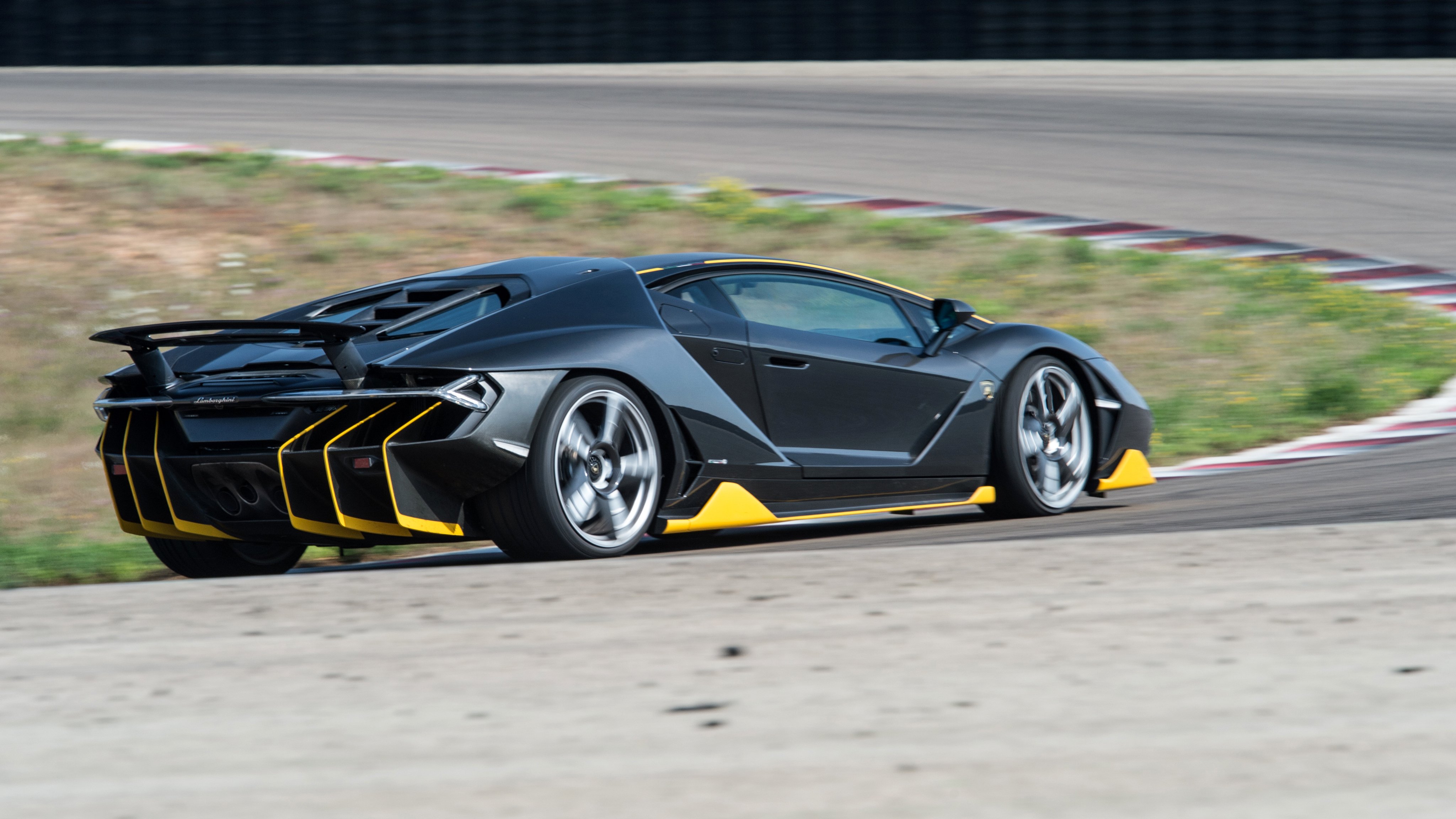 Lamborghini Centenario белая