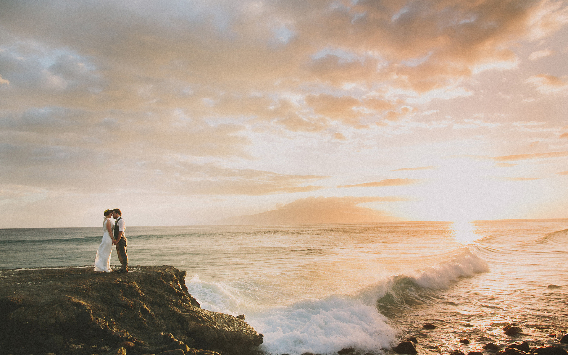 couple, Embrace, Sunset, Sunlight, Beach, Ocean, Mood, Waves Wallpaper