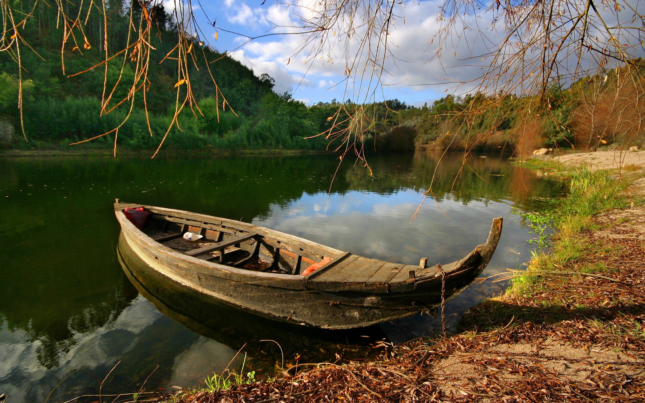 Озеро старая река. Андре Косслик лодка озеро. Лодка на реке. Старинная лодка. Старая деревянная лодка.