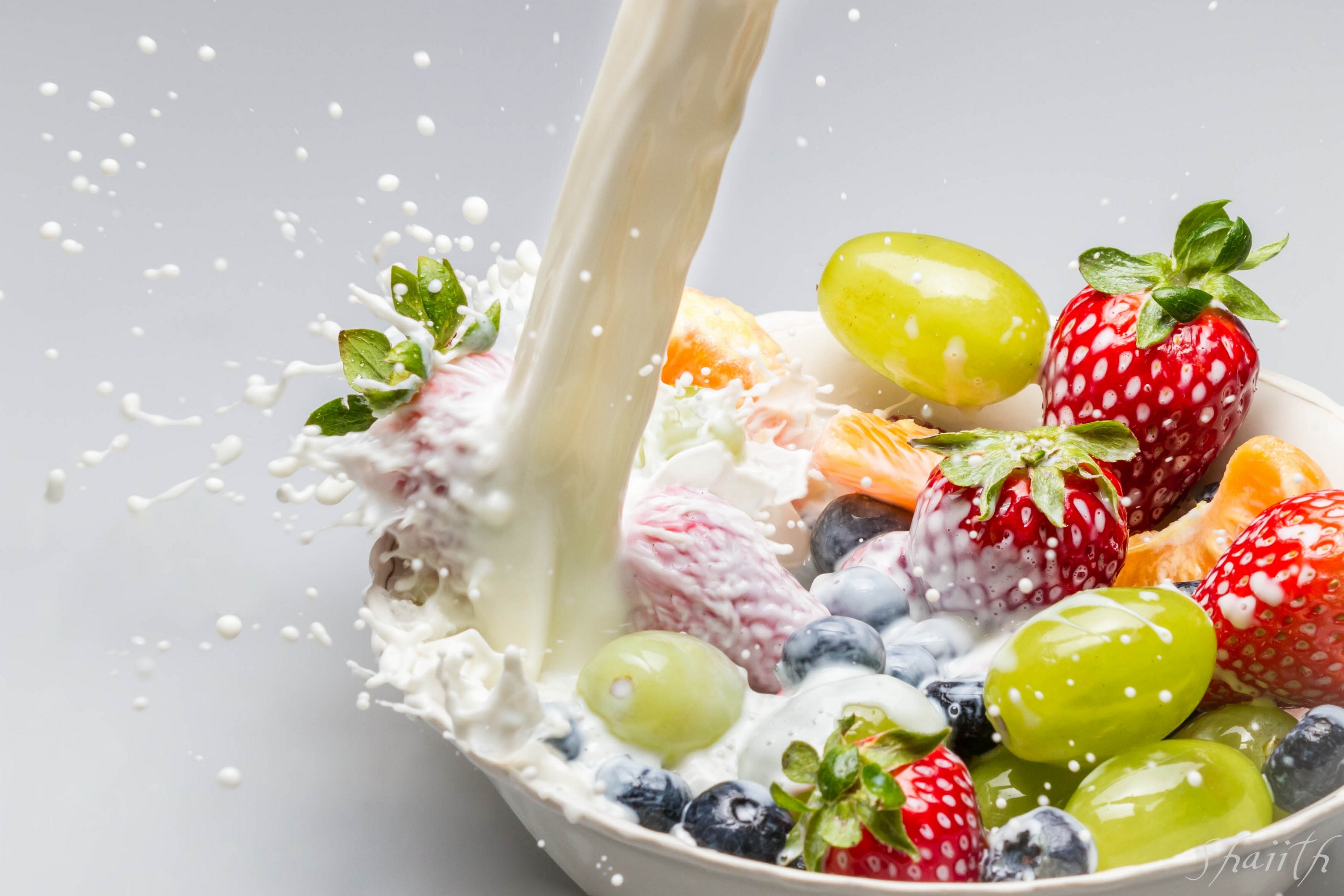 milk, Berries, Strawberries, Grapes, Golubmka, Tangerines, Drops Wallpaper