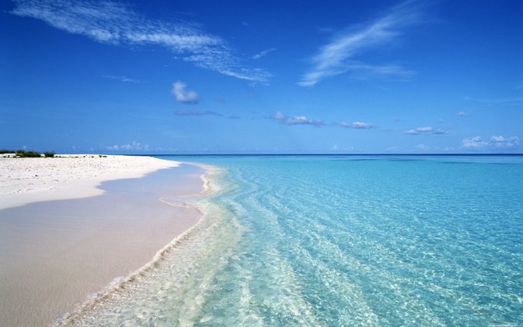 Thiên nhiên đang chờ đón bạn tại đại dương bao la ấy. Hãy cùng chiêm ngưỡng cảnh biển xanh, bãi cát trắng mịn và nước biếc ngút ngàn trong ảnh này.