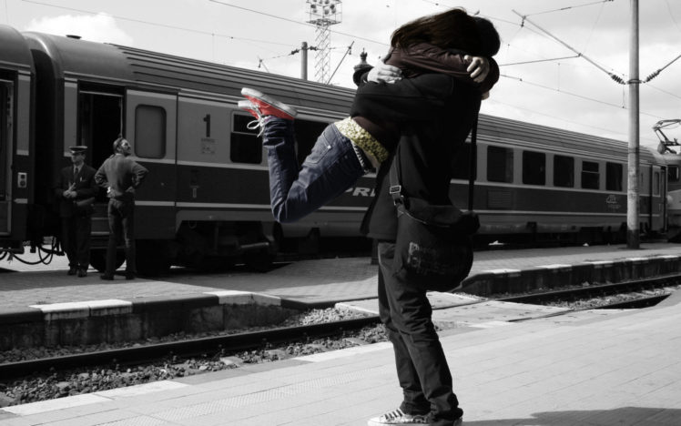 train, Stations, Monochrome, Lovers, Hugging HD Wallpaper Desktop Background