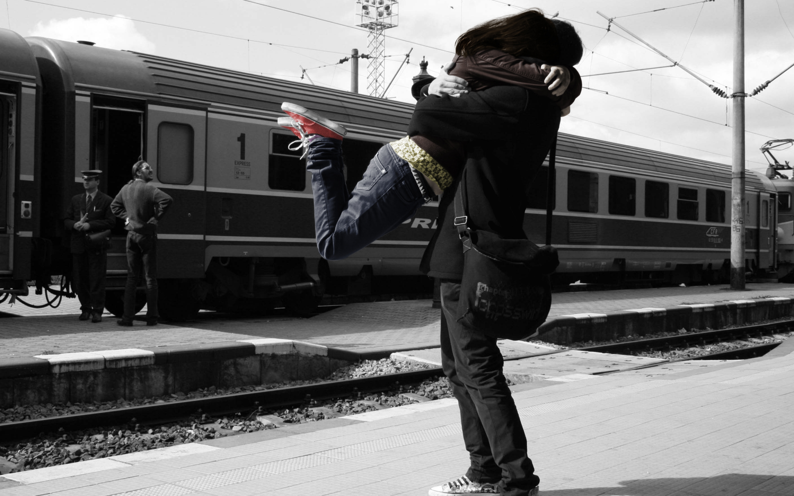 train, Stations, Monochrome, Lovers, Hugging Wallpaper