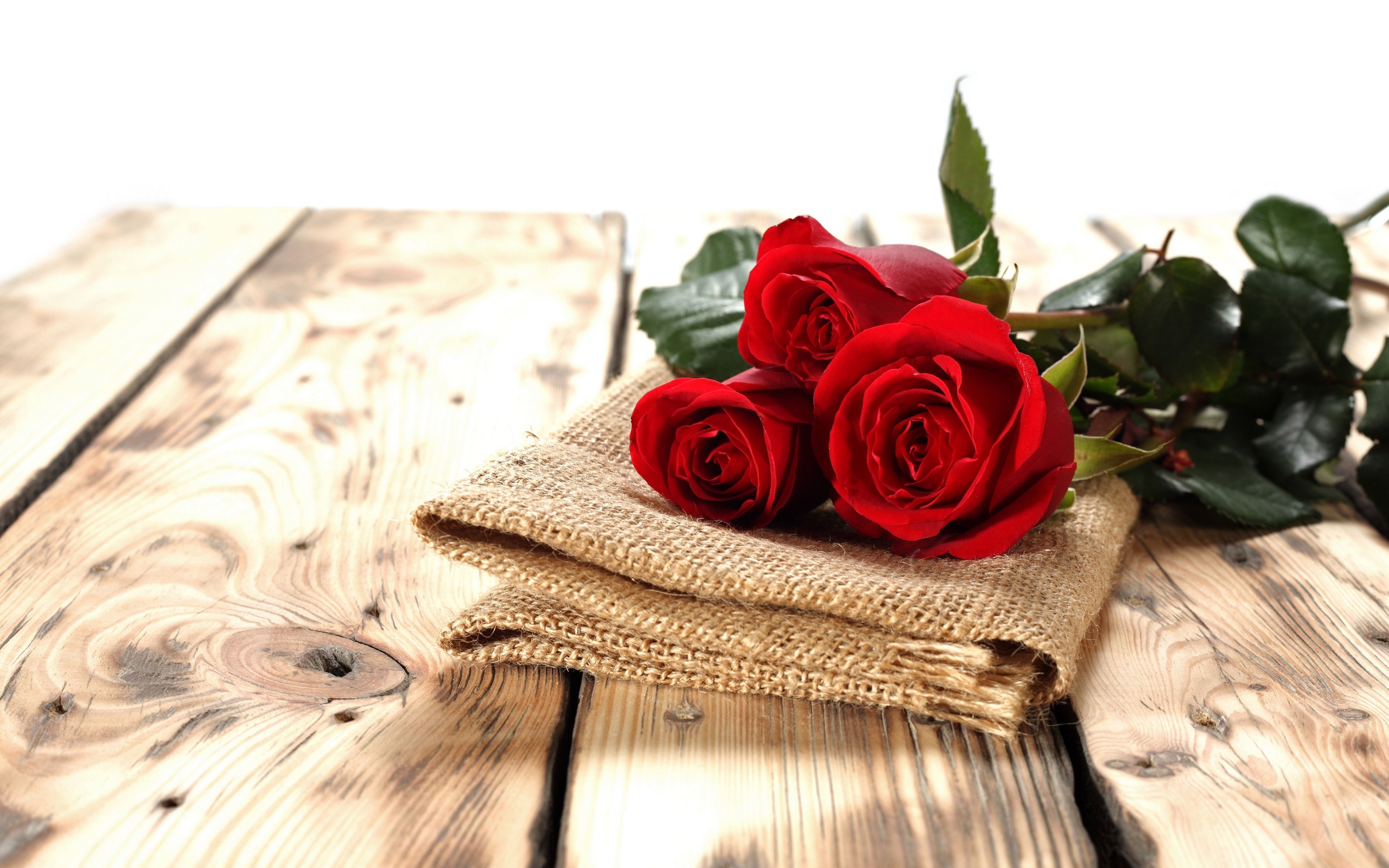 3 розы на столе