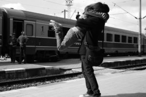 train, Stations, Monochrome, Lovers, Greyscale, Hugging