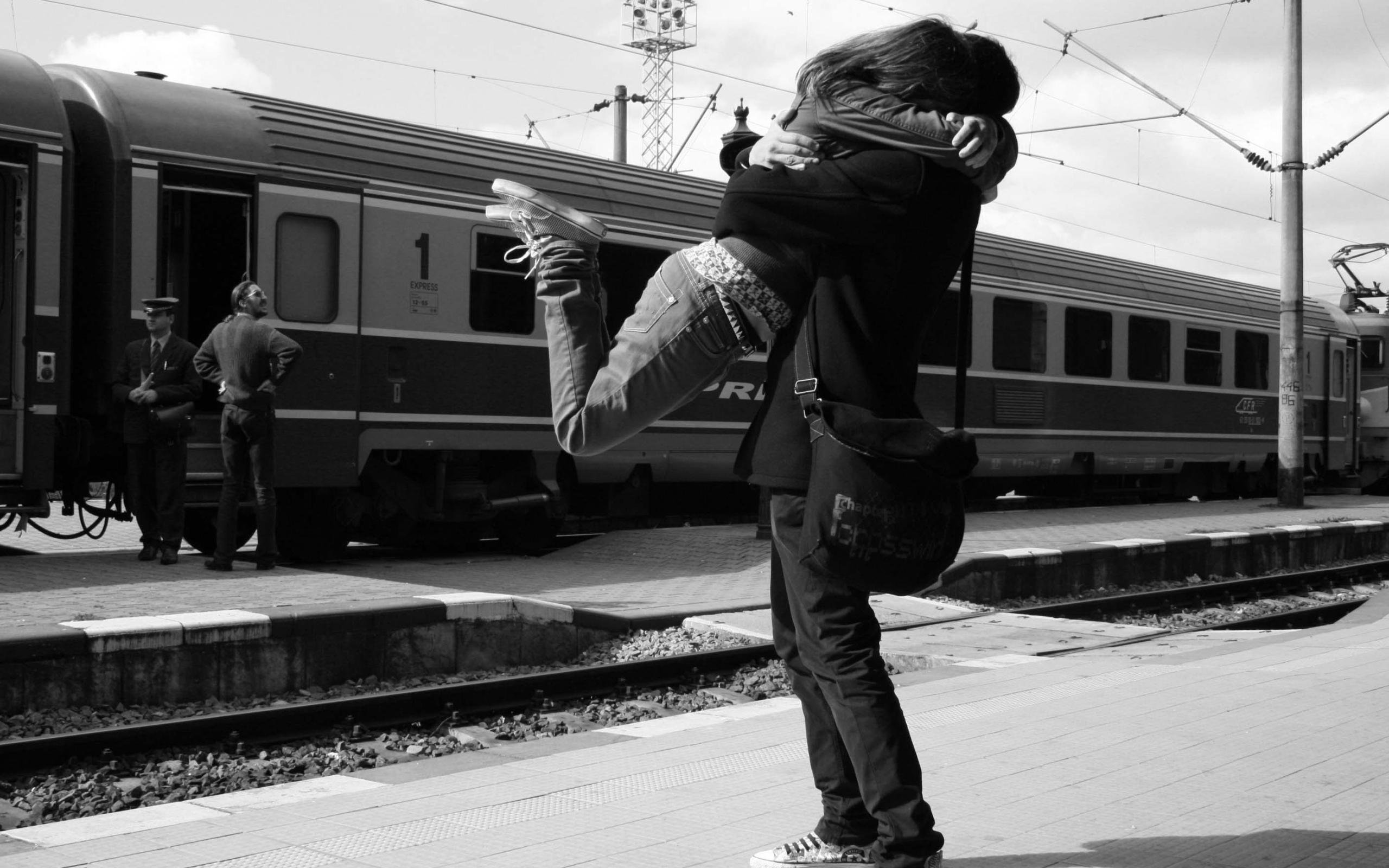 train, Stations, Monochrome, Lovers, Greyscale, Hugging Wallpaper