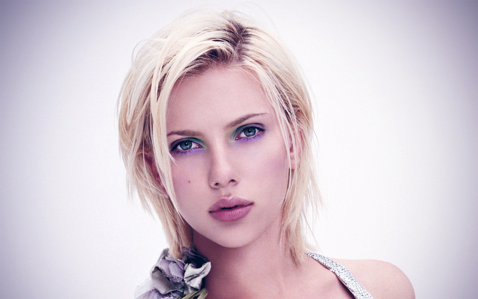 women, Scarlett, Johansson, Actress, Celebrity, Simple, Background, Faces, Portraits Wallpaper