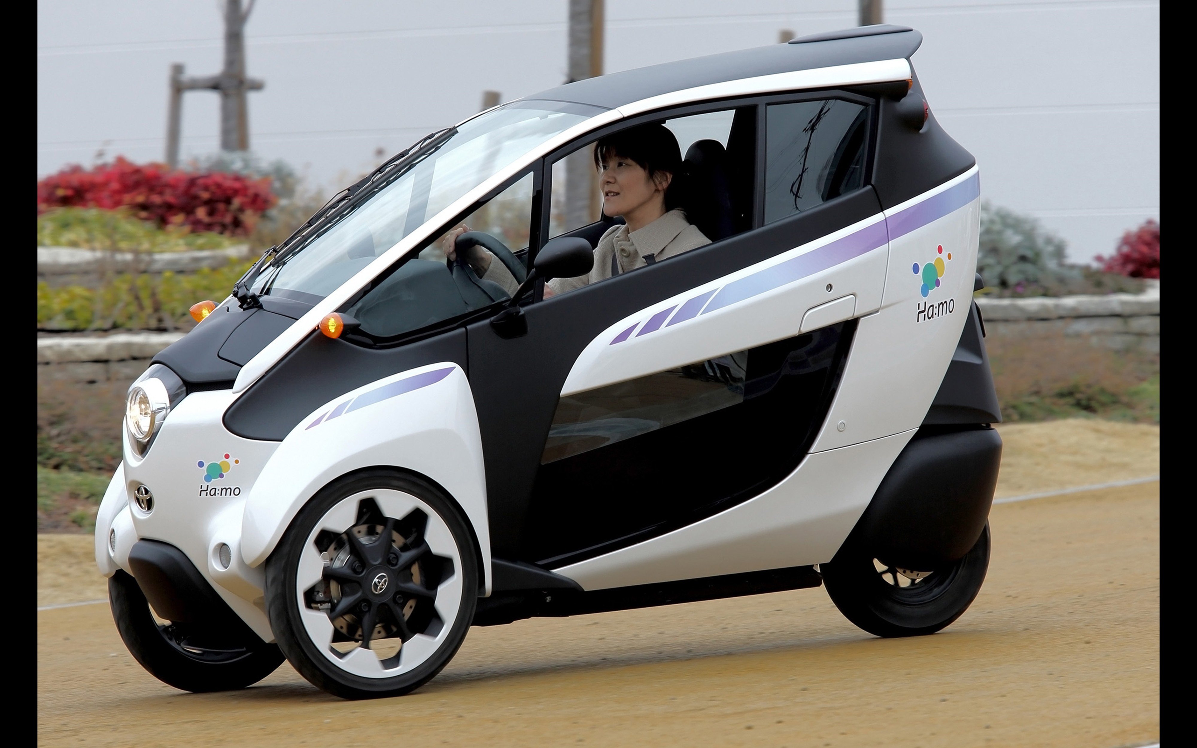 Электромобиль из японии. Toyota i-Road 2014. Toyota IROAD. Toyota me. Тойота трицикл.