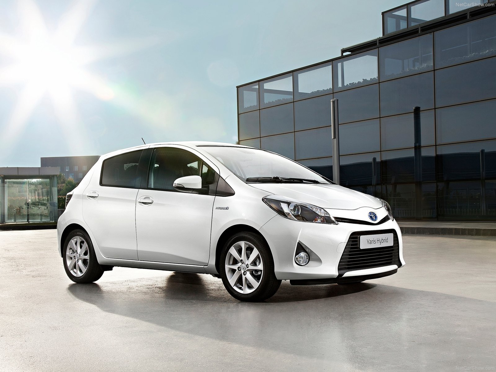 toyota, Yaris, Hybrid, 2013 Wallpaper