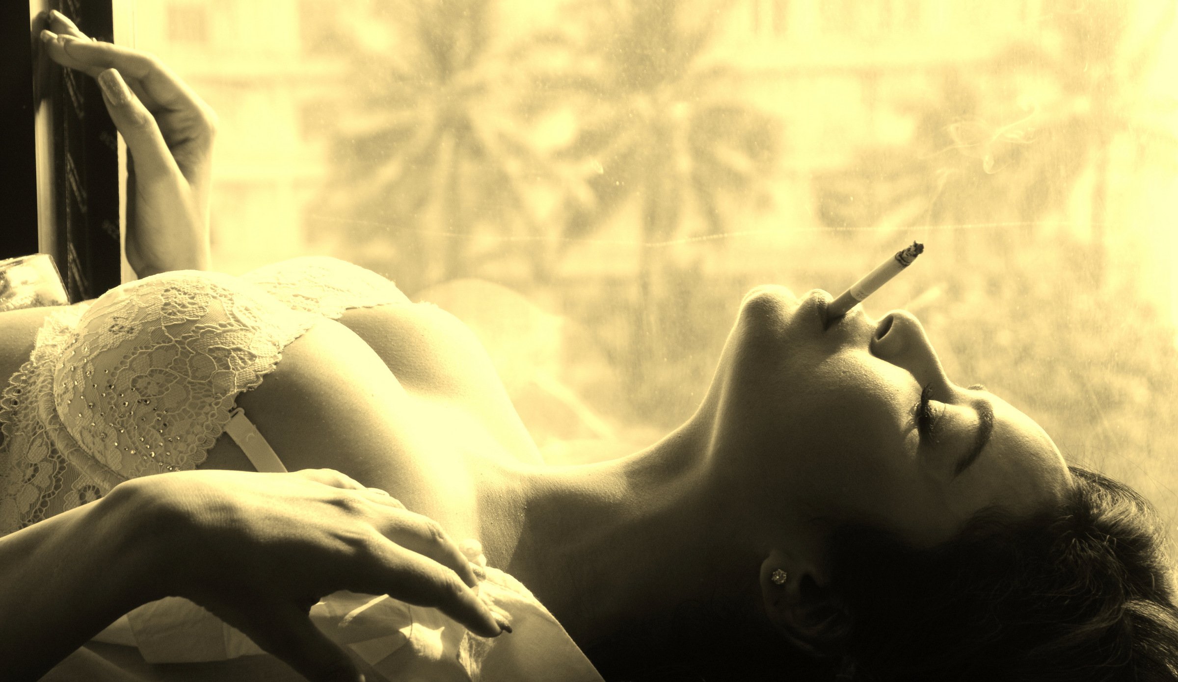 kavitta, Verma, Bollywood, Actress, Model, Babe, Mood, Cigarette Wallpaper
