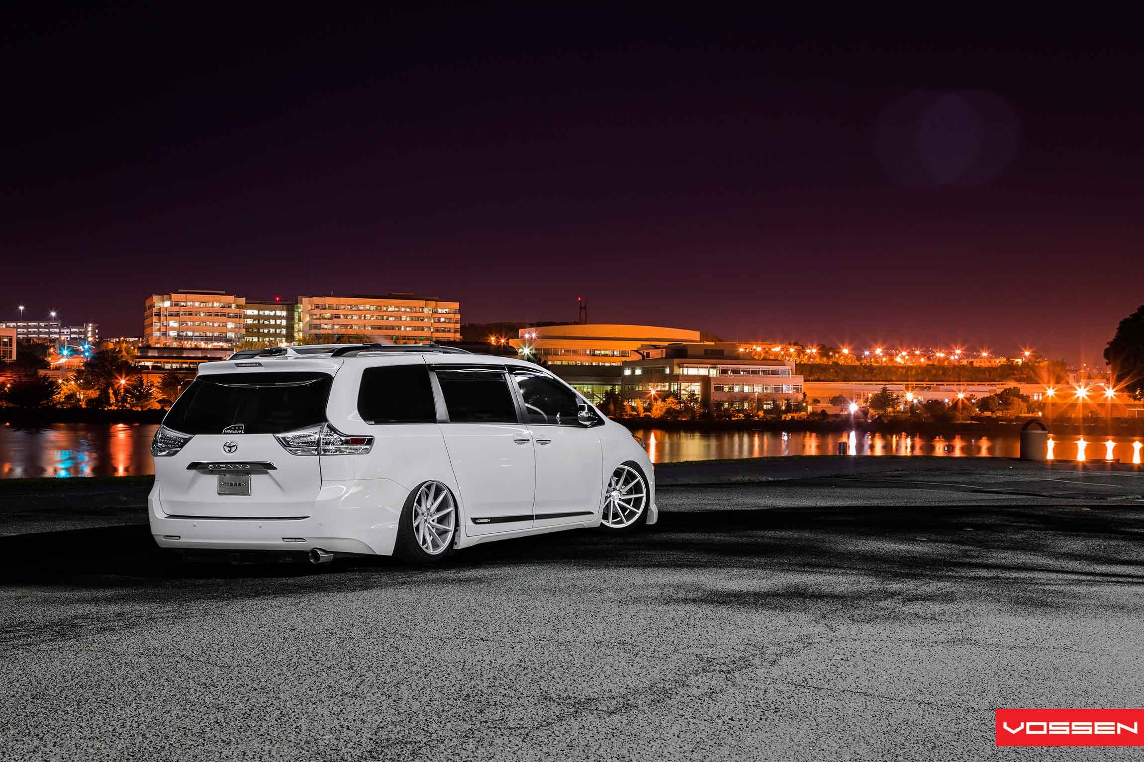 toyota sienna Wallpaper