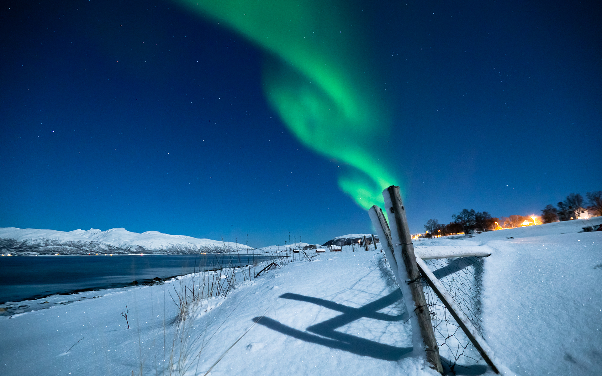 aurora, Borealis, Northern, Lights, Night, Green, Snow, Winter, Stars, Fence, Landscapes, Lakes, Sky Wallpaper