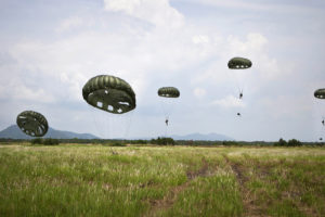 parachute, Soldiers, Paratroopers, Grass, Airbourne, Military