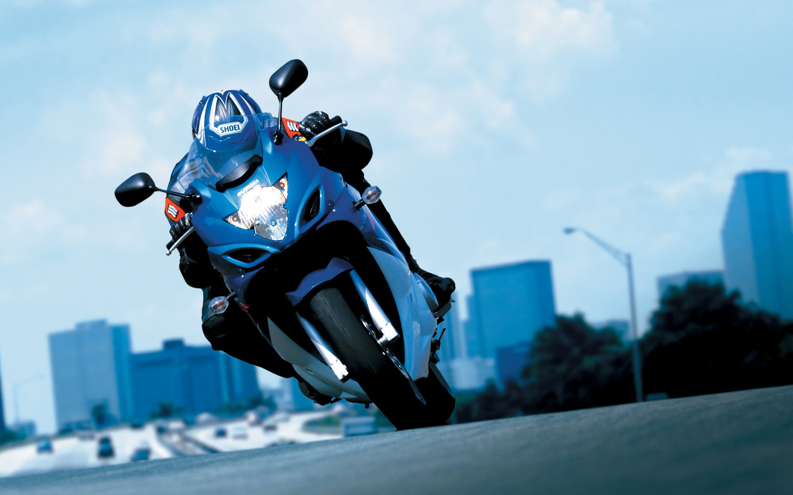 Мотоциклист на Suzuki GSX R