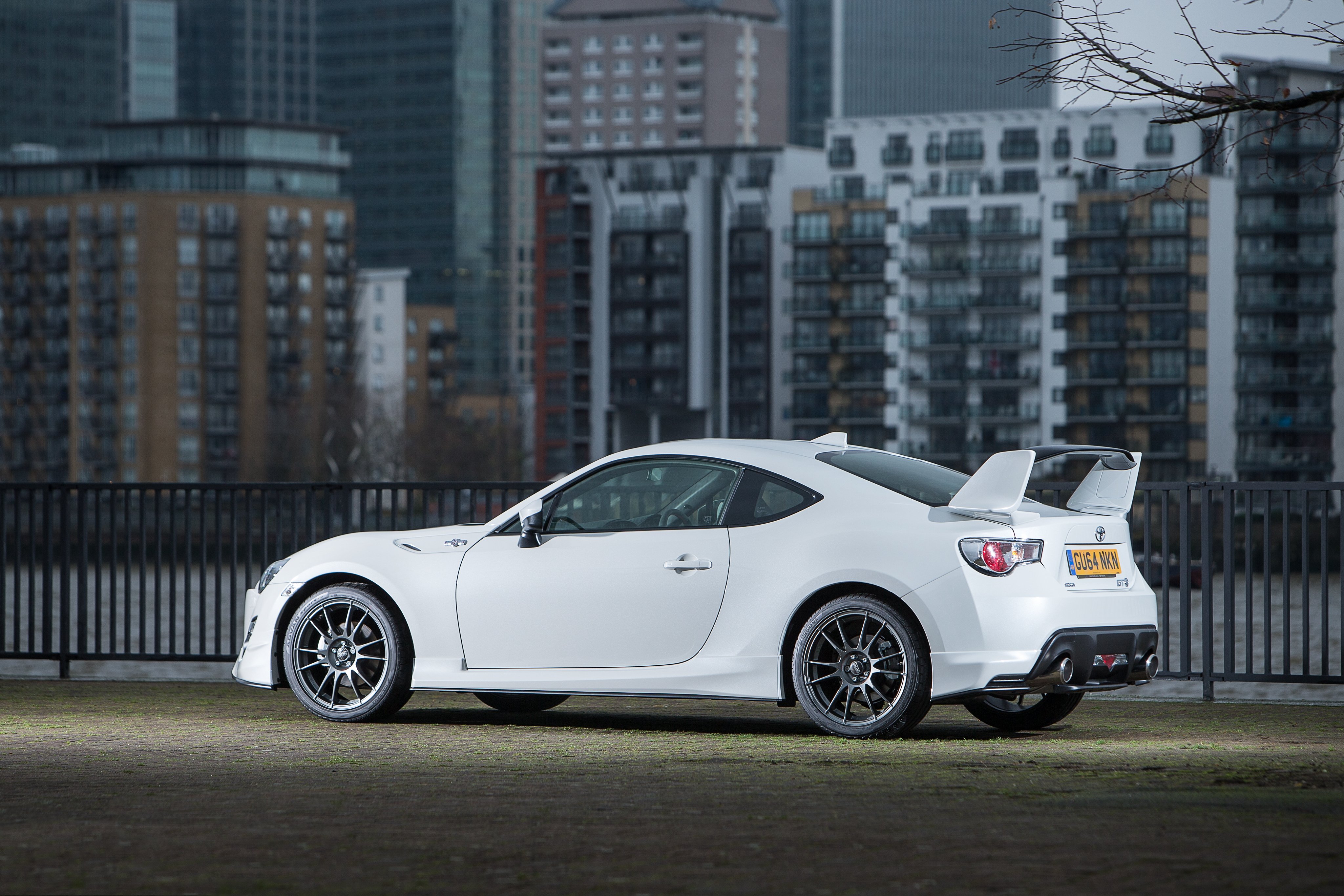 Toyota gt86 Aero белая