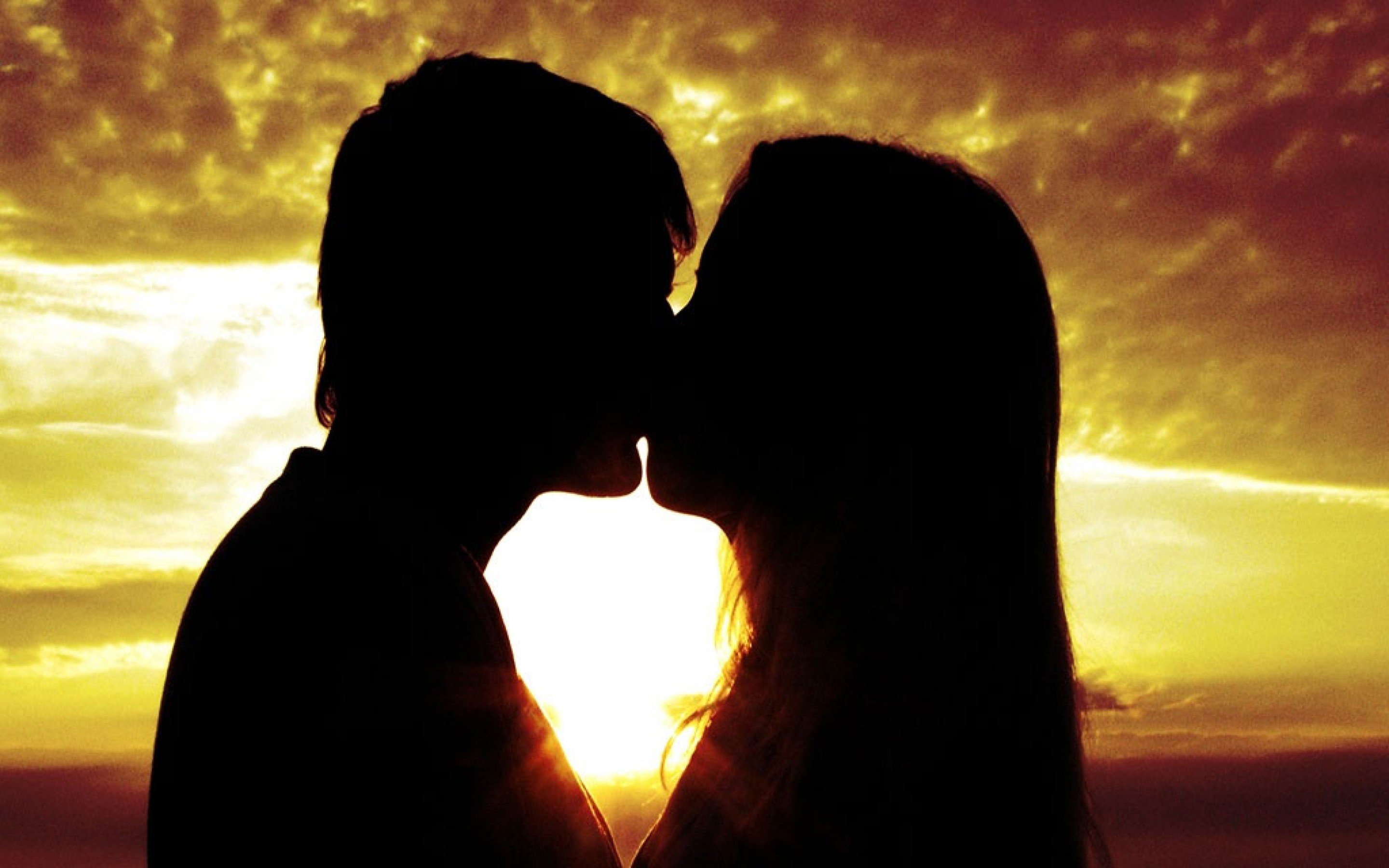 Полюби свою любовь. Поцелуй на закате. Любовные картинки. Красивые картинки про любовь. Романтический поцелуй.
