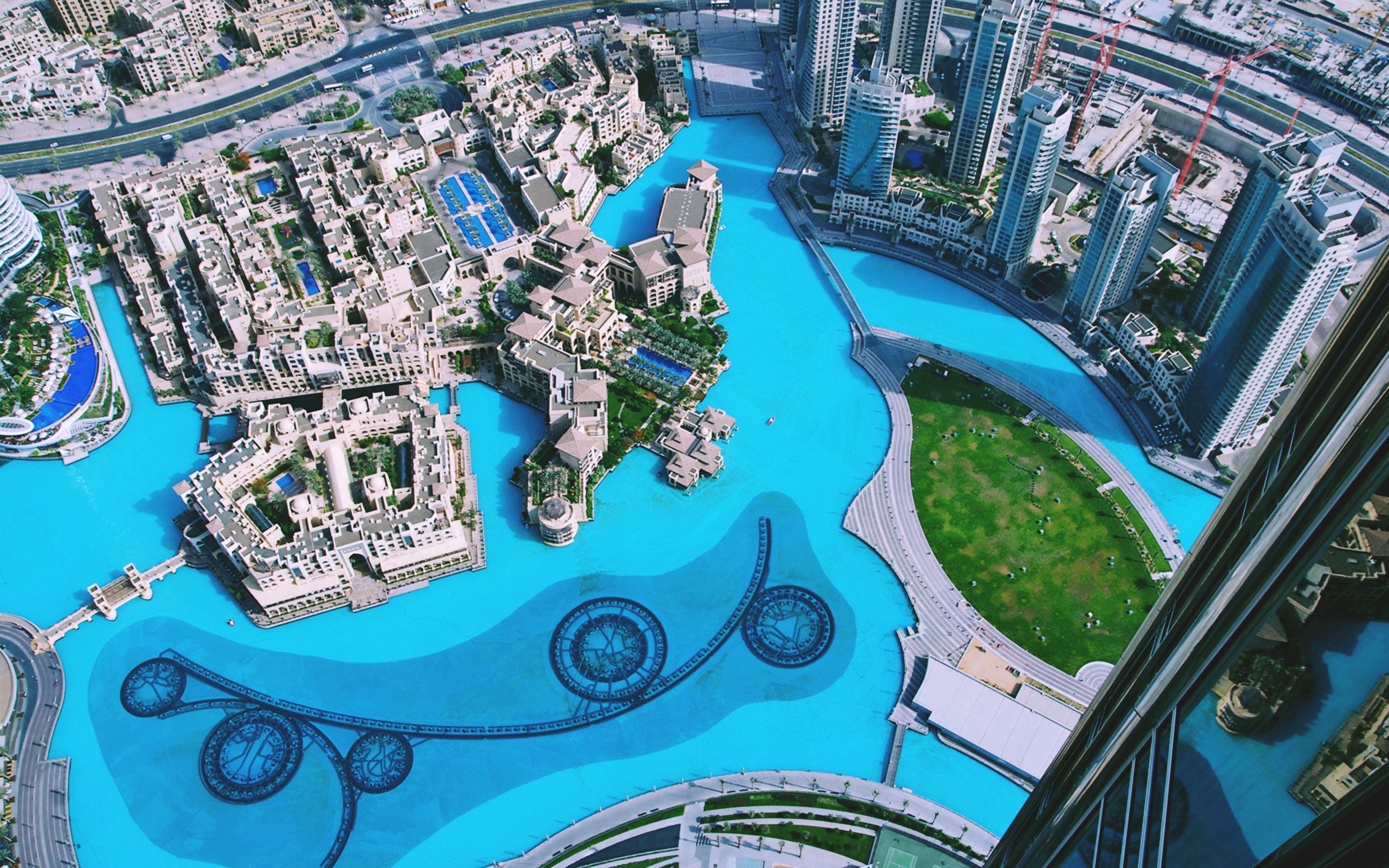 Dubai - thành phố của những cảm giác trái ngược nhau. Với các tòa nhà cao nhất thế giới, sa mạc cát trắng và biển xanh như ngọc, Dubai là một trong những điểm đến tuyệt vời nhất của thế giới. Bức ảnh cho thấy vẻ đẹp nổi bật của thành phố này cùng với lối sống mênh mông đang chờ đón bạn. 