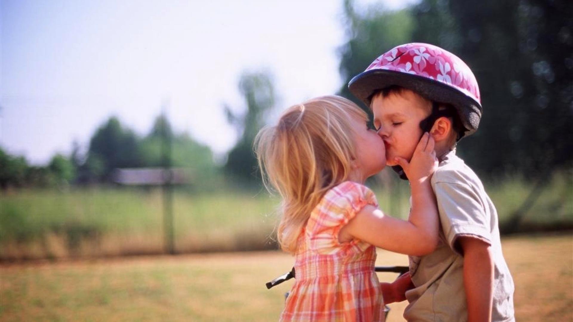 Маленькой девочке делают куни. Детский поцелуй. Любовь к ребенку. Детский поцелуй в щечку.