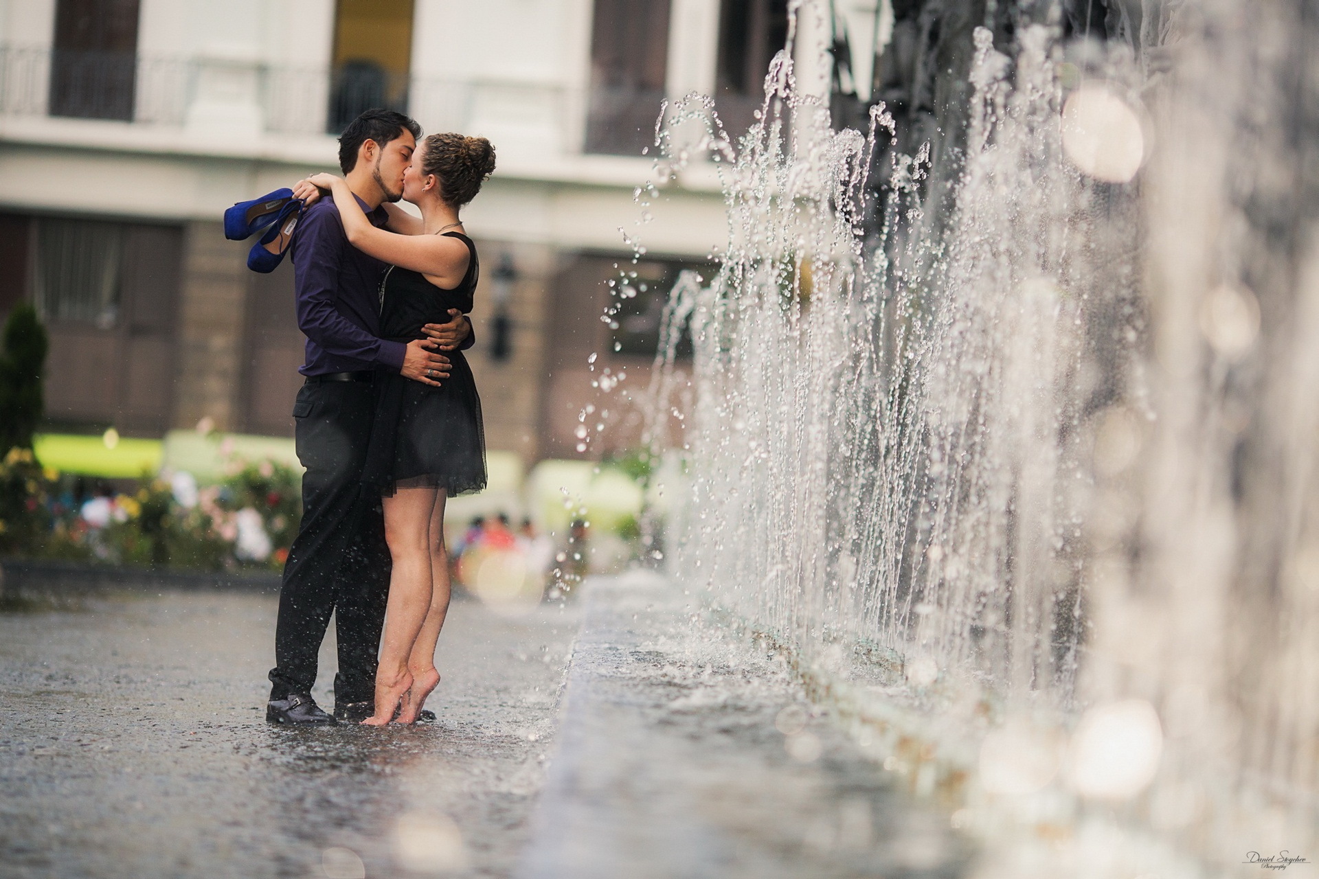 love, Romance, Cuple, Kiss, Embrace, Hug, Drops, Fountain, Mood Wallpaper