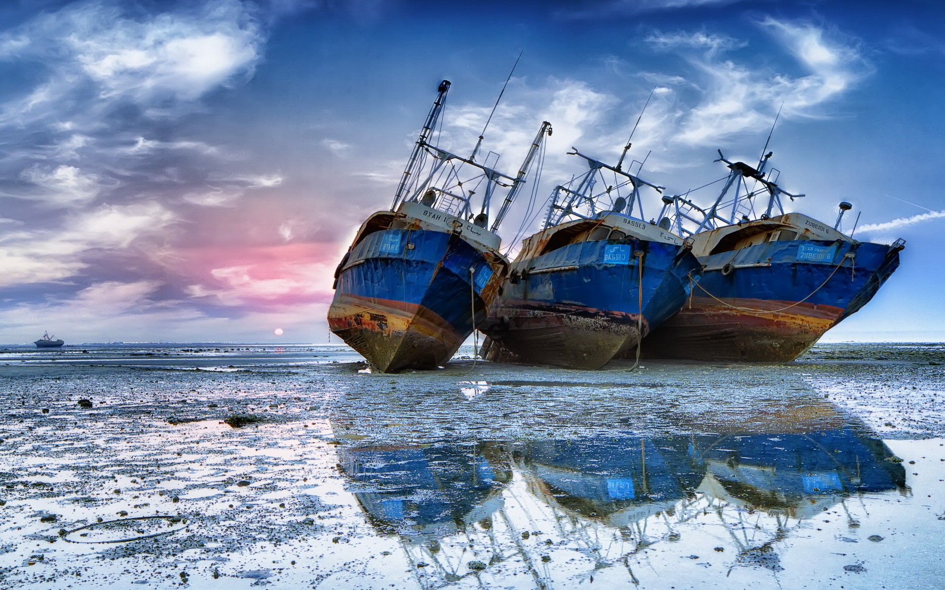 boats, Beached, Reflection Wallpaper