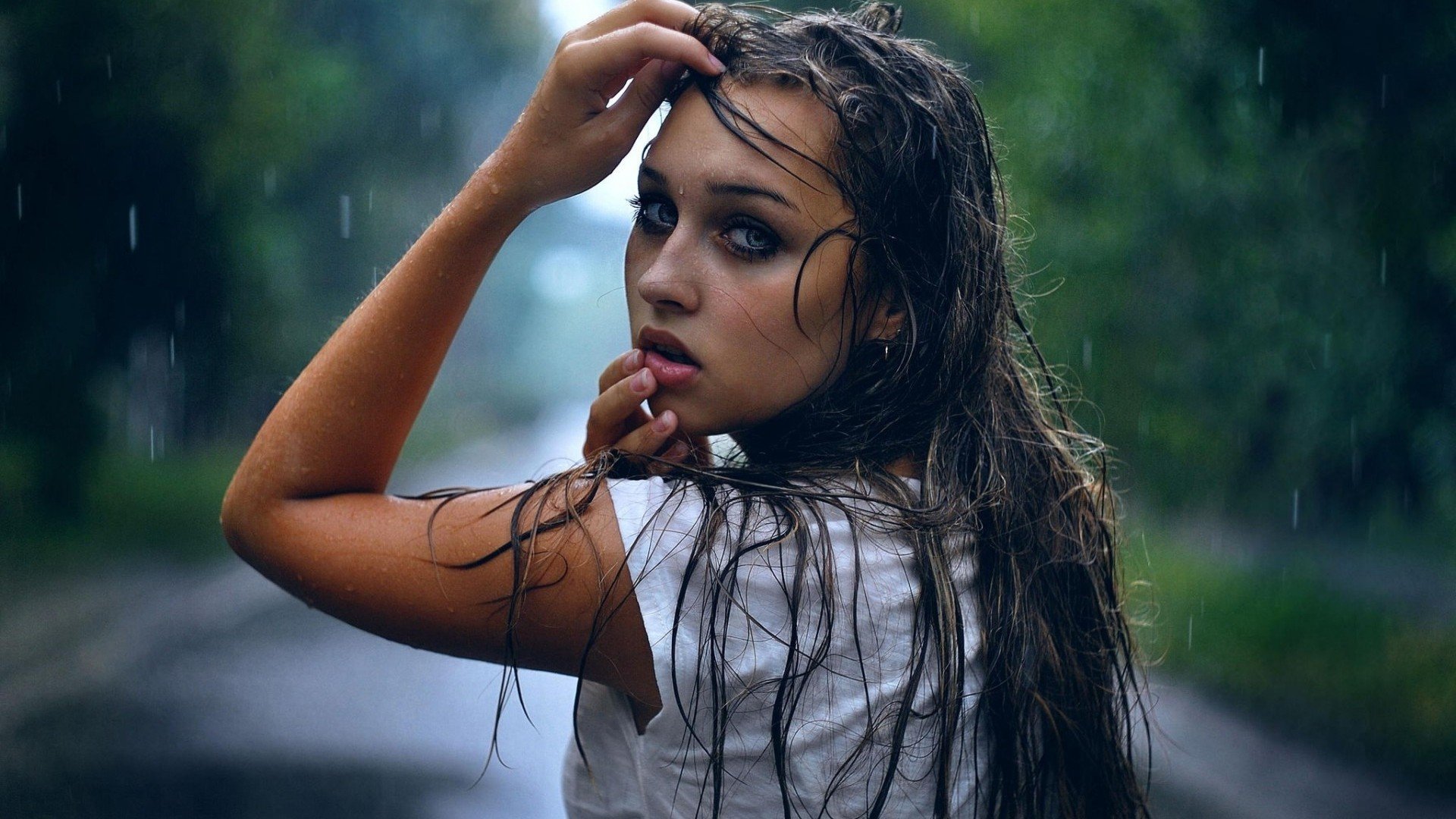 Blonde model with wet hair - wide 5