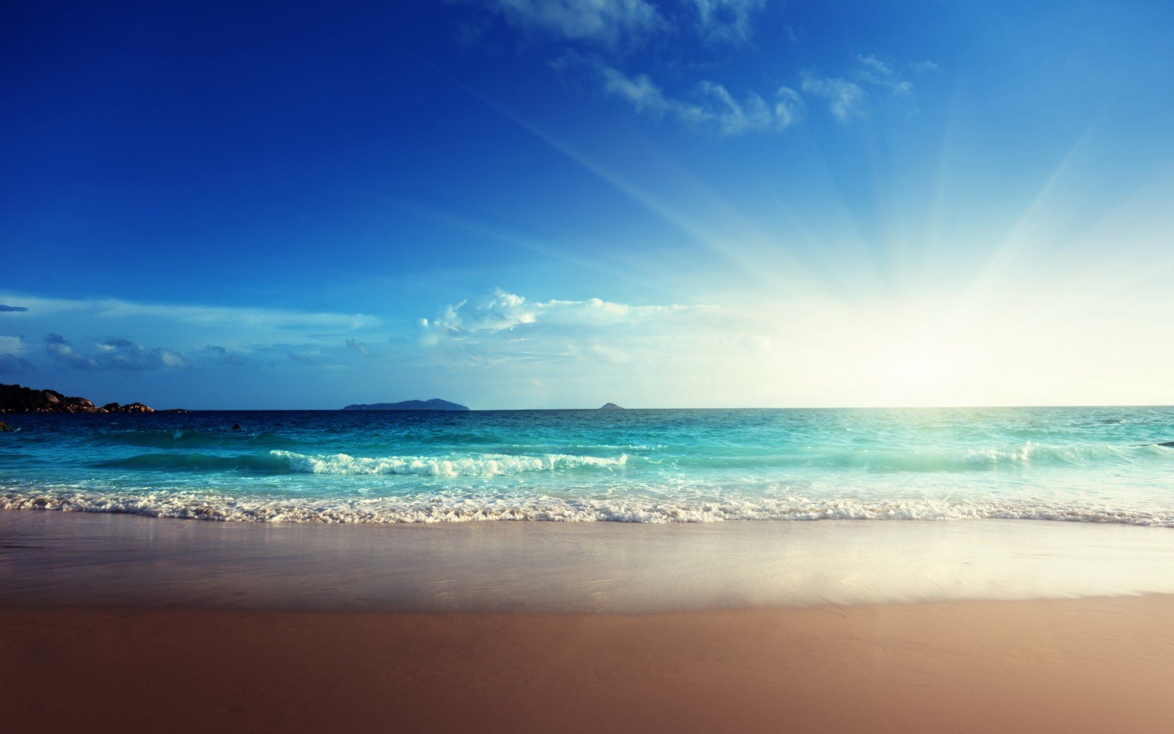 beautiful seascape and sun on turquoise sea and sky Wallpaper